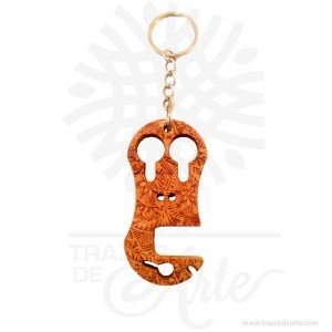 Hermoso y practico llavero soporte teléfono móvil – Porta Audífonos en MDF de 9 mm grabado con láser, este es un maravilloso regalo, suvenir; empresarial o para amigos y familiares. Disponible únicamente en Trazos de Arte. Un llavero es un artículo que sirve para llevar una o varias llaves. Normalmente, se compone de un aro metálico unido por una cadena con algún elemento meramente decorativo o distintivo, o con alguna utilidad más práctica. Aparte de su función principal de acoger una o varias llaves, puede desempeñar las de objeto de regalo, herramienta de trabajo o complemento de vestir; pero la más importante es su función práctica de hacer más fácil la localización y el transporte de unos pequeños objetos con la importancia de las llaves. Tenga en cuenta que la madera es un material único, por lo que cuándo lo reciba será similar, no exactamente al de la foto. Llavero soporte teléfono móvil- Porta Audífonos Material: MDF de Alta Calidad Tamaño 9 x 5 x 0 ,9 cm Color: Descripción en foto Vendido y enviado por: Trazos de Arte. Envió rápido y seguro Personalización Realice un pedido personalizado, podemos agregar lo que desee, como nombre, fecha, frase, logo, imagen o empaque regalo. Ofrecemos: Grabado por láser, grabado CNC Router, sublimado o papel adhesivo, el precio varía según el tipo de personalización que desee, encontrara más información en Servicios en nuestro menú secundario.