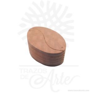 Hermosa y práctica caja grano de café de madera, viene con hermosas texturas de vetas naturales y un aroma de madera natural. Es perfecta para guardar joyas y cosas pequeñas, este es un maravilloso regalo, suvenir; empresarial o para amigos y familiares. El joyero es una caja que sirve para contener, guardar y conservar pequeños objetos ornamentales para el cuerpo puede contener joyas o bisutería, si la calidad del recubrimiento de un adorno de bisutería fina es buena, puede ser prácticamente indistinguible de una joya. Tenga en cuenta que la madera es un material único, por lo que cuándo lo reciba será similar, no exactamente al de la foto. Caja grano de café Material: Madera Pino de la Naturaleza Color: Descripción en foto Tamaño 7,3 x 5 x 3,7 cm Dimensión interior: 6 x 3,7 x 3 cm Vendido y enviado por:Trazos de Arte. Envió rápido y seguro. Personalización Realice un pedido personalizado, podemos agregar lo que desee, como nombre, fecha, frase, logotipo, imagen o empaque regalo. Ofrecemos: Grabado por láser, grabado CNC Router, sublimado o papel adhesivo, el precio varía según el tipo de personalización que desee, encontrara más información en Servicios en nuestro menú secundario. Si desea cotizar o tiene preguntas presione el botón Cotizar personalización con gusto las responderemos.
