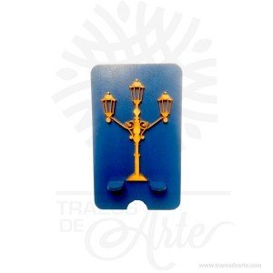 Hermoso y practico accesorio soporte teléfono móvil en MDF de 3 mm grabado con láser. Disponible únicamente en Trazos de Arte. Este es un maravilloso regalo, suvenir; empresarial o para amigos y familiares. Un accesorio de teléfono móvil es cualquier hardware o software que no es parte integrante de la operación de un teléfono móvil como fue diseñado por el fabricante. Su importancia es su función práctica de hacer más fácil la ubicación del dispositivo móvil y transformarlo en un elemento decorativo de la oficina o el hogar. Tenga en cuenta que la madera es un material único, por lo que cuándo lo reciba será similar, no exactamente al de la foto. Soporte para teléfono móvil Material: MDF de 3 mm de Alta Calidad Tamaño 14 x 8.5 x 8.5 cm Color: Descripción en foto Vendido y enviado por: Trazos de Arte. Envió rápido y seguro Personalización Realice un pedido personalizado, podemos agregar lo que desee, como nombre, fecha, frase, logotipo, imagen o empaque regalo. Ofrecemos: Grabado por láser, grabado CNC Router, sublimado o papel adhesivo, el precio varía según el tipo de personalización que desee, encontrara más información en Servicios en nuestro menú secundario. Si desea cotizar o tiene preguntas presione el botón Cotizar personalización con gusto las responderemos.