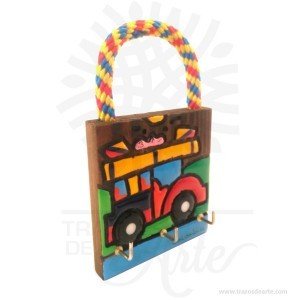 Hermoso soporte de pared para llaves artesanía colombiana para que todas las llaves de casa estén siempre ordenadas y localizables. Hecho en madera, soporta tranquilamente el peso de las llaves del llavero.  Una llave es un instrumento que se usa para accionar las cerraduras incorporadas a objetos que se pretende proteger de accesos no deseados. Desde tiempos antiguos se utilizaron mecanismos de este tipo. Su invención se atribuye a Teodoro de Samos en el siglo VII a.C. aunque con toda probabilidad se usaban mucho antes. Sin embargo, durante el siglo XX se ha producido una evolución muy importante en el diseño de nuevos sistemas de cierre de puertas que ha dado origen a una gama de llaves muy variada. Soporte de pared para llaves Tamaño 14 × 8× 1.2 cm. Color: Descripción en foto. Pintado a mano. Vendido y enviado por: Trazos de Arte. Envió rápido y seguro. Personalización Realice un pedido personalizado, podemos agregar lo que desee, como nombre, fecha, frase, logotipo, imagen o empaque regalo. Ofrecemos: Grabado por láser, grabado CNC Router, sublimado o papel adhesivo, el precio varía según el tipo de personalización que desee, encontrara más información en Servicios en nuestro menú secundario. Si desea cotizar o tiene preguntas presione el botón Cotizar personalización con gusto las responderemos.