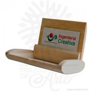 Hermosa y práctica caja tarjetero elegante de madera, viene con hermosas texturas de vetas naturales y un aroma de madera natural. Es perfecto para tarjetas de presentación, también  puede usarse para colocar fotos y guardar cosas pequeñas. Este es un maravilloso regalo, suvenir; empresarial o para amigos y familiares. Es un un pequeño objeto (generalmente del tamaño de un bolsillo) utilizado para guardar y llevar consigo tarjetas de presentación, tarjetas de identificación, carnés, tarjetas de débito, tarjetas de crédito,  y otros artículos tales como resguardos, tickets, etc. Los tarjeteros se diseñan para caber en un bolsillo o bolso más grande. Tenga en cuenta que la madera es un material único, por lo que cuándo lo reciba será similar, no exactamente al de la foto. Caja tarjetero elegante Material: Madera Pino de la Naturaleza Color: Descripción en foto Tamaño 11,5 x 8,2 x 2 cm Dimensión interior: 9,5 x 6,5 x 0,7 cm Vendido y enviado por: Trazos de Arte. Envió rápido y seguro. Personalización Realice un pedido personalizado, podemos agregar lo que desee, como nombre, fecha, frase, logotipo, imagen o empaque regalo. Ofrecemos: Grabado por láser, grabado CNC Router, sublimado o papel adhesivo, el precio varía según el tipo de personalización que desee, encontrara más información en Servicios en nuestro menú secundario. Si desea cotizar o tiene preguntas presione el botón Cotizar personalización con gusto las responderemos.