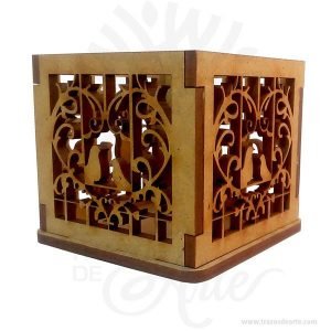 Hermosa caja pajarera tiene un diseño de jaula de pájaros en los  lados, practica y bella puede contener detalles como dulces, chocolates. También es perfecto como decoración es ta hecha en MDF de 3 mm. Este es un maravilloso regalo, suvenir; empresarial o para amigos y familiares. Una jaula es una caja o espacio cerrado con paredes hechas de enrejados metálicos, de madera, mimbre, alambre u otro material resistente, que se utiliza para mantener animales cautivos, desde fieras salvajes a pájaros. La forma y tamaño depende del animal al que se quiera encerrar y, en los tipos domésticos de cautividad, suelen tener en su interior recipientes para la comida y bebedero para el agua. Las características de las jaulas difieren en función del animal al que se destinan. Para pájaros, cuentan con perchas y palos para que se posen las aves. Además, tienen comederos y bebederos de diferentes formas y tamaños en función del número y dimensión de los pájaros. También cuentan con bandejas extraíbles para retirar los excrementos. Las jaulas más grandes se suelen denominar pajareras. Caja pajarera Material: MDF de 3 mm de Alta Calidad Tamaño 6 x 6 x 7.5 cm Color: Descripción en foto Vendido y enviado por: Trazos de Arte. Envió rápido y seguro Personalización Realice un pedido personalizado, podemos agregar lo que desee, como nombre, fecha, frase, logotipo, imagen o empaque regalo. Ofrecemos: Grabado por láser, grabado CNC Router, sublimado o papel adhesivo, el precio varía según el tipo de personalización que desee, encontrara más información en Servicios en nuestro menú secundario. Si desea cotizar o tiene preguntas presione el botón Cotizar personalización con gusto las responderemos.