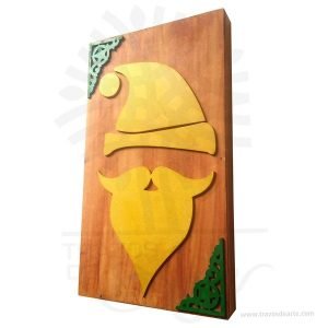 Hermoso Cuadro Santa Navidad artesanal en MDF de alta calidad de 3 mm, son una excelente alternativa a los cuadros tradicionales, pintado a mano. Es un elemento decorativo perfecto para hogar o la empresa. Este es un maravilloso regalo empresarial o para amigos y familiares. Una pintura es el soporte pintado sobre un muro, un lienzo, lámina o madera. La palabra pintura se aplica también al color preparado para pintar, asociado o no a una técnica de pintura; en este sentido es empleado en la clasificación de la pintura atendiendo a las técnicas de pintar, por ejemplo: «pintura al fresco» o «pintura al óleo». Este cuadro es una variacion  de la Intarsia  que es una técnica de carpintería que utiliza formas variadas, tamaños y especies de madera encajadas para crear una imagen de mosaico con una ilusión de profundidad. Intarsia se crea a través de la selección de diferentes tipos de madera, utilizando su patrón de grano natural y el color (pero puede implicar el uso de manchas y tintes) para crear variaciones en el patrón.   Cuadro Santa Navidad Tamaño 35 × 20 × 3 cm. Material: MDF de alta calidad 3 mm. Color: Descripción en foto. Pintado a mano. Vendido y enviado por: Trazos de Arte. Envió rápido y seguro. Personalización Realice un pedido personalizado, podemos agregar lo que desee, como nombre, fecha, frase, logotipo, imagen o empaque regalo. Ofrecemos: Grabado por láser, grabado CNC Router, sublimado o papel adhesivo, el precio varía según el tipo de personalización que desee, encontrara más información en Servicios en nuestro menú secundario. Si desea cotizar o tiene preguntas presione el botón Cotizar personalización con gusto las responderemos.