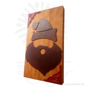 Hermoso Cuadro Santa Navidad artesanal en madera son una excelente alternativa a los cuadros tradicionales, pintado a mano. Es un elemento decorativo perfecto para hogar o la empresa. Este es un maravilloso regalo empresarial o para amigos y familiares. Una pintura es el soporte pintado sobre un muro, un lienzo, lámina o madera. La palabra pintura se aplica también al color preparado para pintar, asociado o no a una técnica de pintura; en este sentido es empleado en la clasificación de la pintura atendiendo a las técnicas de pintar, por ejemplo: «pintura al fresco» o «pintura al óleo». Este cuadro es una variacion  de la Intarsia  que es una técnica de carpintería que utiliza formas variadas, tamaños y especies de madera encajadas para crear una imagen de mosaico con una ilusión de profundidad.  Intarsia se crea a través de la selección de diferentes tipos de madera, utilizando su patrón de grano natural y el color (pero puede implicar el uso de manchas y tintes) para crear variaciones en el patrón.   Cuadro Santa Navidad Tamaño 35 × 20 × 3 cm. Color: Descripción en foto. Pintado a mano. Vendido y enviado por: Trazos de Arte. Envió rápido y seguro. Personalización Realice un pedido personalizado, podemos agregar lo que desee, como nombre, fecha, frase, logotipo, imagen o empaque regalo. Ofrecemos: Grabado por láser, grabado CNC Router, sublimado o papel adhesivo, el precio varía según el tipo de personalización que desee, encontrara más información en Servicios en nuestro menú secundario. Si desea cotizar o tiene preguntas presione el botón Cotizar personalización con gusto las responderemos.