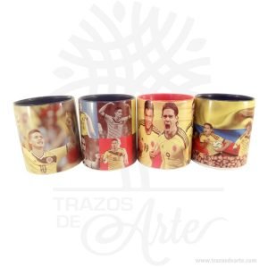 Mug 11oz Selección Colombia con color interno, un detalle perfecto para los amantes del fútbol, puede ser completamente personalizado para hacerlo un regalo único, perfecto para cumpleaños o como souvenir. Regalo perfecto para ocasiones especiales como cumpleaños, día de la madre,día del padre, reuniones, día de amor y amistad, día de San Valentín o simplemente porque pensé en ti. Un mug es un tipo de taza típicamente usada para beber bebidas calientes, tales como café , chocolate caliente , sopa o té . Tazas suelen tener manijas y mantener una mayor cantidad de líquido que otros tipos de taza. Por lo general, una taza contiene aproximadamente 11 onzas líquidas (350 ml) de líquido. Una taza es un estilo menos formal del envase de la bebida y no se utiliza generalmente en ajustes formales, donde una taza de té o una taza de café se prefiere. Las tazas antiguas eran generalmente talladas en madera o hueso, o en forma de arcilla, mientras que la mayoría de los modernos están hechos de materiales cerámicos como porcelana , loza , porcelana o gres . Las técnicas como la sublimación o adhesivos se utilizan para aplicar decoraciones como logotipos o imágenes, que se disparan sobre la taza para asegurar la permanencia. Mug Selección Colombia James Rodriguez el 10 Material: Cerámica Tamaño: Alto: 9,5 cm x Diámetro: 8 cm Capacidad: 11oz Color: Blanco con color interno variado Vendido y enviado por: Trazos de Arte. Envió rápido y seguro. Personalización Realice un pedido personalizado, podemos agregar lo que desee, como nombre, fecha, frase, logotipo, imagen o empaque regalo. Ofrecemos: Grabado por láser, grabado CNC Router, sublimado o papel adhesivo, el precio varía según el tipo de personalización que desee, encontrara más información en Servicios en nuestro menú secundario. Si desea cotizar o tiene preguntas presione el botón Cotizar personalización con gusto las responderemos. ¿Como comprar? Selecciona tu producto. Si tienes alguna duda por favor escríbenos. Haz clic en el botón de compra y la cantidad que deseas. Ingresa los datos de facturación y entrega. Realiza el pago de tu pedido. Recibe el pedido en tu domicilio. En nuestra plataforma encontrarás el método de pago que más se ajusta a tu necesidad.