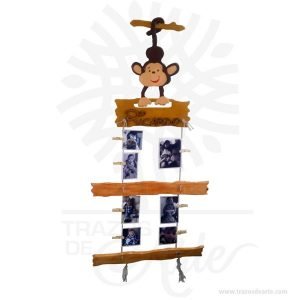 Hermoso Portaretrato Monkey en MDF y madera, ideal para decorar el cuarto del bebe y cuartos de niñas y niños.  Este es un maravilloso regalo, suvenir; empresarial o para amigos y familiares. El impulso de retratar y fijar a una determinada persona, es un rasgo espontáneo y primordial y se manifiesta de la manera más ingenua atribuyendo un nombre a una imagen genérica, como ocurre con los dibujos de los niños. Se puede hablar en este caso de retrato «intencional». Cuando a este tipo de retrato se le conectan una serie de valores que unen la imagen al individuo, a menudo en el ámbito religioso, se habla de retrato «simbólico». Un segundo estadio del retrato es el que, si bien la representación aún no se parece al sujeto individual, están presentes una serie de elementos que circunscriben la representación genérica a una cierta categoría de individuos, facilitando la identificación, el retrato «tipológico», a menudo acompañado de la inscripción del nombre. Portaretrato Monkey Tamaño 60 cm x 140 cm Incluye impresión de 10 fotos (6 fotos de 10 cm x 10 cm y 4 fotos de 15 cm  x 10 cm) Vendido y enviado por: Trazos de Arte. Envió rápido y seguro. Personalización Realice un pedido personalizado, podemos agregar lo que desee, como nombre, fecha, frase, logotipo, imagen o empaque regalo. Ofrecemos: Grabado por láser, grabado CNC Router, sublimado o papel adhesivo, el precio varía según el tipo de personalización que desee, encontrara más información en Servicios en nuestro menú secundario. Si desea cotizar o tiene preguntas presione el botón Cotizar personalización con gusto las responderemos.