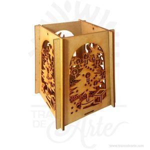Hermoso farol navidad tiene diseño de árbol en los cuatro lados, donde la luz es reflejada fuera es una linterna en MDF de 3 mm. Este es un maravilloso regalo, suvenir; empresarial o para amigos y familiares. Farol es un objeto en forma de caja o cilindro con paredes de vidrio u otra materia traslúcida y con respiraderos, en cuyo interior se coloca una luz. A partir del siglo XX, el farol se convertiría en un instrumento de iluminación que utiliza una bombilla en su interior. Los faroles chinos son estructuras de papel con varios pliegues que encierran una vela o una bombilla. En China, se celebra la Fiesta de los faroles el día 15 del primer mes lunar. Durante su celebración existe el hábito de confeccionar faroles. Farol navidad Material: MDF de 3 mm de Alta Calidad Tamaño 13 x 13 x 15 cm Color: Descripción en foto Vendido y enviado por: Trazos de Arte. Envió rápido y seguro Personalización Realice un pedido personalizado, podemos agregar lo que desee, como nombre, fecha, frase, logotipo, imagen o empaque regalo. Ofrecemos: Grabado por láser, grabado CNC Router, sublimado o papel adhesivo, el precio varía según el tipo de personalización que desee, encontrara más información en Servicios en nuestro menú secundario. Si desea cotizar o tiene preguntas presione el botón Cotizar personalización con gusto las responderemos.