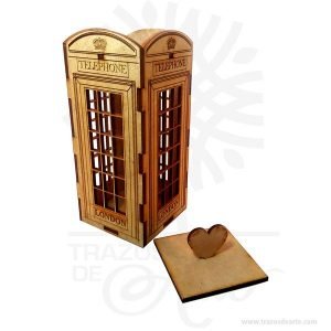 Caja cabina telefónica Reino Unido, practica y bella para guardar joyas y cosas pequeñas, también puede contener detalles como dulces, chocolates, es perfecta como decoración esta hecha en MDF de 3 mm. Una cabina telefónica es una pequeña estructura que en su interior contiene un teléfono público. El diseño más conocido de las cabinas telefónicas son las rojas usadas en varias ciudades del mundo. Están hechas para que el usuario de estas no se moje cuando hay lluvia y también para respetar la privacidad de quien las usa. Son frecuentemente vandalizadas ya que se encuentran principalmente en lugares públicos. Las cabinas públicas se encuentran en vías de desaparición por falta de rentabilidad a pesar de estar consideradas servicio universal en Derecho europeo. Tenga en cuenta que la madera es un material único, por lo que cuándo lo reciba será similar, no exactamente al de la foto.