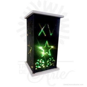Luminaria calada personalizada para eventos con diseño sobrio y moderno , confeccionada a partir de madera MDF de 3 y 5,5 mm de espesor,  personalizada en tu color favorito tu lo eliges. Es una lamparas de madera estilo oriental. Ideal para decorar en reuniones y eventos familiares o empresariales. De 4 paneles - Se preparan para bombilla de luz o bien como fanal. Confeccionadas en madera de 3 mm de espesor y 5 mm, Estas luminarias también son conocidas como farola, farol, faro, foco, linterna, lámpara, candil, reflector entre otras. Luminaria calada personalizada para eventos Material: MDF. Nombre personalización 30 cm x 8 cm Medidas: 19 cm x 11 cm x 11 cm . Color: lo elijes tu. Vendido y enviado por: Trazos de Arte. Envió rápido y seguro. Fecha estimada de entrega: De 6 a 7 días (en Bogotá, Medellín, Cali), al resto del  país de 7 a 14 días. Personalización Realice un pedido personalizado, podemos agregar lo que desee, como nombre, fecha, frase, logotipo, imagen o empaque regalo. Ofrecemos: Grabado por láser, grabado CNC Router, sublimado o papel adhesivo, el precio varía según el tipo de personalización que desee, encontrara más información en Servicios en nuestro menú secundario. Si desea cotizar o tiene preguntas presione el botón Cotizar personalización con gusto las responderemos.