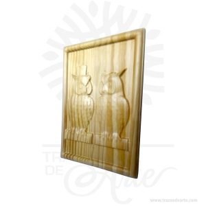 Cuadro Búhos Tallados en Pino crudo, un regalo ideal para para pintar y decorar, es un regalo ideal para familiares y amigos. Excelente para decorar el hogar, la empresa, el estudio simplemente regalar porque pensé en ti. Tallamos todo tipo de maderas, encuentra el diseño que te gusta,  es un regalo maravilloso e inolvidable, Disfruta de una obra tallada en madera personalizada. Una talla es una obra de escultura, especialmente en madera. La madera se talla mediante un proceso de desgaste y pulido, con el propósito de darle una forma determinada, que puede ser un objeto concreto o abstracto. El producto final puede ir desde una escultura individual hasta elementos decorativos. Cuadro Búhos Tallados en Pino crudo Medidas: 36 x 26 cm Material: Pino alta calidad de 1.8 cm de grosor. Vendido y enviado por: Trazos de Arte. Envió rápido y seguro. Fecha estimada de entrega: De 4 a 6 días hábiles (en Bogotá, Medellín, Cali), al resto del  país de 5 a 14 días. Personalización Realice un pedido personalizado, podemos agregar lo que desee, como nombre, fecha, frase, logotipo, imagen o empaque regalo. Ofrecemos: Grabado por láser, grabado CNC Router, sublimado o papel adhesivo, el precio varía según el tipo de personalización que desee, encontrara más información en Servicios en nuestro menú secundario. Si desea cotizar o tiene preguntas presione el botón Cotizar personalización con gusto las responderemos.