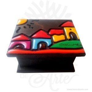 Hermosa y práctica Caja Artesanal Colombia de madera pintada, viene con hermosas texturas de vetas naturales. Es perfecto para guardar joyas y cosas pequeñas. Este es un maravilloso regalo, suvenir empresarial o para amigos y familiares. El joyero es una caja que sirve para contener, guardar y conservar pequeños objetos ornamentales para el cuerpo puede contener joyas o bisutería, si la calidad del recubrimiento de un adorno de bisut Caja Artesanal Colombia Material: Madera, tapa resinada Color: Descripción enería fina es buena, puede ser prácticamente indistinguible de una joya. Tenga en cuenta que la madera es un material único, por lo que cuándo lo reciba será similar, no exactamente al de la foto.  foto Tamaño 7.5 X 6 X 4.5 cm Vendido y enviado por: Trazos de Arte. Envió rápido y seguro. Personalización Realice un pedido personalizado, podemos agregar lo que desee, como nombre, fecha, frase, logotipo, imagen o empaque regalo. Ofrecemos: Grabado por láser, grabado CNC Router, sublimado o papel adhesivo, el precio varía según el tipo de personalización que desee, encontrara más información en Servicios en nuestro menú secundario. Si desea cotizar o tiene preguntas presione el botón Cotizar personalización con gusto las responderemos.