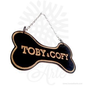 Placa marca casa perro personaliza el hábitat de tu mascota, con una placa bella e  ideal para la casa de tu perro son de MDF de alta calidad, muy resistentes, el precio incluye personalización. Las placas  están pensadas para aquellos que buscan una placa de identificación funcional y bella para su mascota. Cada vez son más los hogares que cuentan con una mascota en casa. Estos forman parte de la familia, y sus propietarios se preocupan constantemente por asegurar su bienestar y felicidad.  Ofrecemos una solución completa para el grabado de placas para mascotas, placas decorativas, casas de perro, y otros accesorios para nuestros amigos los animales. Grabado de placas para  casa de perro, canastillas o jaulas. Placa marca casa perro Material: metal y MDF de 3 mm de alta calidad Tamaño: Alto: 21.5 cm x 11 cm Color: Descripción foto Vendido y enviado por: Trazos de Arte. Envió rápido y seguro. Personalización Realice un pedido personalizado, podemos agregar lo que desee, como nombre, fecha, frase, logotipo, imagen o empaque regalo. Ofrecemos: Grabado por láser, grabado CNC Router, sublimado o papel adhesivo, el precio varía según el tipo de personalización que desee, encontrara más información en Servicios en nuestro menú secundario. Si desea cotizar o tiene preguntas presione el botón Cotizar personalización con gusto las responderemos.