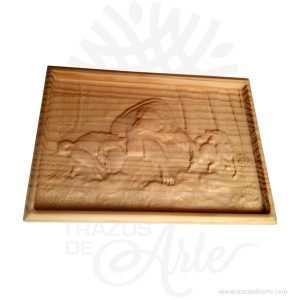 Cuadro tallado oso y lobos en crudo en pino, un regalo ideal para para pintar y decorar, es un regalo ideal para familiares y amigos. Excelente para decorar el hogar, la empresa, el estudio simplemente regalar porque pensé en ti. Tallamos todo tipo de maderas, encuentra el diseño que te gusta,  es un regalo maravilloso e inolvidable, Disfruta de una obra tallada en madera personalizada. Una talla es una obra de escultura, especialmente en madera. La madera se talla mediante un proceso de desgaste y pulido, con el propósito de darle una forma determinada, que puede ser un objeto concreto o abstracto. El producto final puede ir desde una escultura individual hasta elementos decorativos. Si desea un tamaño diferente y no lo tenemos se lo cotizamos. Cuadro tallado oso y lobos en crudo en pino Medidas: 19 x 27 cm Material: Pino alta calidad de 1.8 cm de grosor. Vendido y enviado por: Trazos de Arte. Envió rápido y seguro. Fecha estimada de entrega: De 4 a 6 días hábiles (en Bogotá, Medellín, Cali), al resto del  país de 5 a 14 días. Personalización Realice un pedido personalizado, podemos agregar lo que desee, como nombre, fecha, frase, logotipo, imagen o empaque regalo. Ofrecemos: Grabado por láser, grabado CNC Router, sublimado o papel adhesivo, el precio varía según el tipo de personalización que desee, encontrara más información en Servicios en nuestro menú secundario. Si desea cotizar o tiene preguntas presione el botón Cotizar personalización con gusto las responderemos.