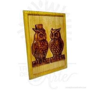 Cuadro Búhos Tallados en Pino, un regalo ideal para para decorar, es un regalo ideal para familiares y amigos. Excelente para decorar el hogar, la empresa, el estudio simplemente regalar porque pensé en ti. Tallamos todo tipo de maderas, encuentra el diseño que te gusta,  es un regalo maravilloso e inolvidable, Disfruta de una obra tallada en madera personalizada. Una talla es una obra de escultura, especialmente en madera. La madera se talla mediante un proceso de desgaste y pulido, con el propósito de darle una forma determinada, que puede ser un objeto concreto o abstracto. El producto final puede ir desde una escultura individual hasta elementos decorativos. Cuadro Búhos Tallados en Pino Medidas: 36 x 26 cm Material: Pino alta calidad de 1.8 cm de grosor. Vendido y enviado por: Trazos de Arte. Envió rápido y seguro. Fecha estimada de entrega: De 7 a 10 días hábiles (en Bogotá, Medellín, Cali), al resto del  país de 5 a 14 días. Personalización Realice un pedido personalizado, podemos agregar lo que desee, como nombre, fecha, frase, logotipo, imagen o empaque regalo. Ofrecemos: Grabado por láser, grabado CNC Router, sublimado o papel adhesivo, el precio varía según el tipo de personalización que desee, encontrara más información en Servicios en nuestro menú secundario. Si desea cotizar o tiene preguntas presione el botón Cotizar personalización con gusto las responderemos.