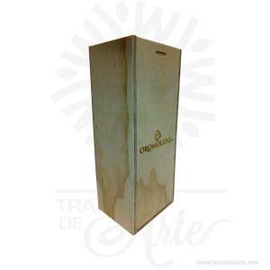 Caja regalo para personalizar en madera triplex de pino de 11 X 10 X 28 cm en crudo. Práctica caja para decorar y regalar, perfecta para los amantes de las manualidades y decoradores de fiestas y bodas. Esta caja de madera triplex de pino es realmente original mantendrá sus recuerdos por muchos años. No ocupa mucho espacio y será una decoración de su hogar. La caja de madera perfeccionará el regalo para la boda, el aniversario, el día de San Valentín u otros eventos. La puede encontrar también como caja en MDF, caja decorativa , caja decorativa en madera MDF, cajas de madera para regalo o caja en madera con tapa. El embalaje de madera se utiliza para para determinados productos tradicionales de gama alta (puros, bebidas alcohólicas, etc.). Los embalajes de madera siguen gozando de una buena imagen ante el consumidor al percibirlo como un producto higiénico y con connotaciones de alta calidad. Se puede imprimir,  incorporando la marca y el logotipo del productor, así como otros mensajes prácticos. Siempre puede destruirse o reciclarse evitando posibles problemas bacterianos derivados de lavados defectuosos. La caja de madera ha conseguido introducirse en determinados nichos de mercado muy localizados en cuanto a tamaño y producto en los que ha obtenido una gran fidelidad por parte de los compradores. Caja regalo para personalizar en madera triplex de pino de 11 X 10 X 28 cm en crudo Material: Madera Triplex de pino de alta calidad. Color: Descripción en foto Tamaño 11 x 10 x 28 cm Vendido y enviado por: Trazos de Arte. Envío rápido y seguro. Fecha estimada de entrega: De 5 a 7 días (en Bogotá, Medellín, Cali), al resto del  país de 7 a 14 días. Personalización Realice un pedido personalizado, podemos agregar lo que desee, como nombre, fecha, frase, logotipo, imagen o empaque regalo. Ofrecemos: Grabado por láser, grabado CNC Router, sublimado o papel adhesivo, el precio varía según el tipo de personalización que desee, encontrara más información en Servicios en nuestro menú secundario. Si desea cotizar o tiene preguntas presione el botón Cotizar personalización con gusto las responderemos.