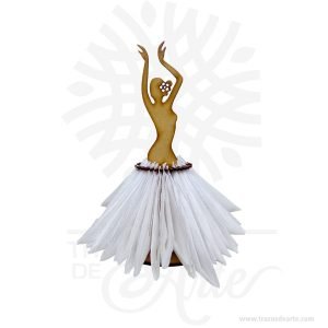 Servilletero artesanal bailarina en madera MDF, Adornos muy especiales ideal para decorar en bodas, 15 años, aniversarios, cumpleaños y todo tipo de eventos. Personalizada con tu nombre, tus iniciales o algún diseño especial. Este es un maravilloso regalo, suvenir; empresarial o para amigos y familiares. Hermosos recuerdo de bodas, 15 años, aniversarios, cumpleaños y todo tipo de eventos, son en madera MDF de excelente calidad. El servilletero artesanal bailarina en madera MDF es bello complemento decorativo . En la actualidad se utilizan diariamente como merchandising publicitario (marketing) por parte de marcas y se encuentran en distintos estilos, formas y decoración. Tenga en cuenta que la madera es un material único, por lo que cuándo lo reciba será similar, no exactamente al de la foto. Servilletero artesanal bailarina en madera MDF Material: MDF de 3 mm de alta calidad Color: Descripción en foto Tamaño 26 x 13 cm Vendido y enviado por: Trazos de Arte. Envió rápido y seguro. Personalización Realice un pedido personalizado, podemos agregar lo que desee, como nombre, fecha, frase, logotipo, imagen o empaque regalo. Ofrecemos: Grabado por láser, grabado CNC Router, sublimado o papel adhesivo, el precio varía según el tipo de personalización que desee, encontrara más información en Servicios en nuestro menú secundario. Si desea cotizar o tiene preguntas presione el botón Cotizar personalización con gusto las responderemos.
