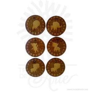 Hermosos apliques de móvil para bebé, es un accesorio hecho en madera MDF de 3 mm para el entretenimiento de los más pequeños.Es un pack de 6 apliques de diferentes animales grabados a láser, es perfecto para decorar el móvil de tu bebé.Se llama móvil a un entretenimiento para bebés consistente en un mástil curvo del que cuelgan unas cuantas figuras de colores que se mueven o dan vueltas alrededor de él.El uso del móvil está recomendado para los primeros meses de vida (de 0 a 3 meses) en que los niños empiezan a fijar la percepción de formas y colores,dado que la estimulación sensorial se considera vital en esta etapa. Se suele fijar al lateral de la cuna o del cambiador de modo que los muñecos cuelgan sobre el cuerpo del bebé cuando se encuentra en posición recostada. Muy a menudo, los móviles llevan incorporado un mecanismo que lo hace girar, iluminarse o emitir música lo que contribuye a la relajación del pequeño bebé.Tapa de MaderaMaterial: MDF de 3mm de alta calidadColor: Descripción en fotoDiametro: 5 cmVendido y enviado por: Trazos de Arte.Envió rápido y seguro.PersonalizaciónRealice un pedido personalizado, podemos agregar lo que desee, como nombre, fecha, frase, logotipo, imagen o empaque regalo.Ofrecemos:Grabado por láser, grabado CNC Router, sublimado o papel adhesivo, el precio varía según el tipo de personalización que desee, encontrara más información en Servicios en nuestro menú secundario.Si desea cotizar o tiene preguntas presione el botón Cotizar personalización con gusto las responderemos.