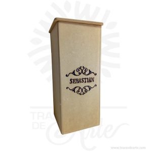 Caja madera en MDF regalo 25 X 11 X 11 cm para personalizar, Este es un maravilloso regalo, suvenir; empresarial o para amigos y familiares. Esta caja estuche madera es realmente original mantendrá sus recuerdos por muchos años. No ocupa mucho espacio y será una decoración de su hogar. La caja de madera perfeccionará el regalo para la boda, el aniversario, el día de San Valentín u otros eventos. La puede encontrar también como caja en MDF, caja decorativa , caja decorativa en madera MDF, cajas de madera para regalo o caja en madera con tapa. El embalaje de madera se utiliza para para determinados productos tradicionales de gama alta (puros, bebidas alcohólicas, etc.). Ya sabes, si quieres hacer un regalo diferente contacta a Trazos de Arte transforma tus ideas en regalos ideales para cumpleaños, bodas, aniversarios, eventos o cualquier tipo de celebración. Encontraras cajas de madera para regalo, para anchetas, decorativas, para vinos, licores, además, cofres, baúles y variedad de estilo para diferentes usos. (Se fabrican con medidas personalizadas). Una caja que sin duda será un recuerdo que se guardará para siempre. Tenga en cuenta que la madera es un material único, por lo que cuándo lo reciba será similar, no exactamente al de la foto. Caja madera en MDF regalo 25 X 11 X 11 cm para personalizar Material: Madera MDF de 5.5 mm Color: Descripción en foto Tamaño: 25 x 11 x 11 cm Vendido y enviado por: Trazos de Arte. Envió rápido y seguro. Fecha estimada de entrega: De 4 a 6 días (en Bogotá, Medellín, Cali), al resto del país de 7 a 14 días. Personalización Realice un pedido personalizado, podemos agregar lo que desee, como nombre, fecha, frase, logotipo, imagen o empaque regalo. Ofrecemos: Grabado por láser, grabado CNC Router, sublimado o papel adhesivo, el precio varía según el tipo de personalización que desee, encontrara más información en Servicios en nuestro menú secundario. Si desea cotizar o tiene preguntas presione el botón Cotizar personalización con gusto las responderemos.