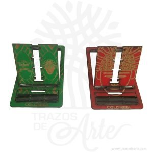 Hermoso y practico accesorio soporte para celular  con motivo Muisca en MDF de 3 mm grabado y cortado con láser. Disponible únicamente en Trazos de Arte.Este es un maravilloso regalo, suvenir; empresarial o para amigos y familiares.Un accesorio de teléfono móvil es cualquier hardware o software que no es parte integrante de la operación de un teléfono móvil como fue diseñado por el fabricante.Su importancia es su función práctica de hacer más fácil la ubicación del dispositivo móvil y transformarlo en un elemento decorativo de la oficina o el hogar.Tenga en cuenta que la madera es un material único, por lo que cuándo lo reciba será similar, no exactamente al de la foto.Soporte para teléfono móvilMaterial: MDF de 3 mm de Alta CalidadTamaño:Color: Descripción en fotoVendido y enviado por: Trazos de Arte.Envió rápido y seguroPersonalizaciónRealice un pedido personalizado, podemos agregar lo que desee, como nombre, fecha, frase, logotipo, imagen o empaque regalo.Ofrecemos:Grabado por láser, grabado CNC Router, sublimado o papel adhesivo, el precio varía según el tipo de personalización que desee, encontrara más información en Servicios en nuestro menú secundario.Si desea cotizar o tiene preguntas presione el botón Cotizar personalización con gusto las responderemos.