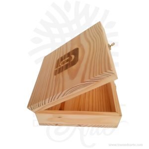 Caja en madera de pino de 22.5 x 22.5 x 9.2 cm en crudo, viene con hermosas texturas de vetas naturales y un aroma de madera natural.También es perfecto para como exhibidor, dulcero o joyero. Es un hermoso detalle que puedes personalizar por completo para un regalo completamente único.Es perfecto para guardar joyas y cosas pequeñas.Este es un maravilloso regalo, suvenir; empresarial o para amigos y familiares.Esta caja de madera de pino es realmente original mantendrá sus recuerdos por muchos años.No ocupa mucho espacio y será una decoración de su hogar.La caja de madera perfeccionará el regalo para la boda, el aniversario, el día de San Valentín u otros eventos.La puede encontrar también como caja en MDF, caja decorativa , caja decorativa en madera MDF, cajas de madera para regalo o caja en madera con tapa.El embalaje de madera se utiliza para para determinados productos tradicionales de gama alta (puros, bebidas alcohólicas, etc.).Los embalajes de madera siguen gozando de una buena imagen  y con connotaciones de alta calidad.Se puede imprimir,, incorporando la marca y el logotipo del productor, así como otros mensajes prácticos.La caja de madera ha conseguido introducirse en determinados nichos de mercado muy localizados en cuanto a tamaño y producto en los que ha obtenido una gran fidelidad por parte de los compradores.Tenga en cuenta que la madera es un material único, por lo que cuándo lo reciba será similar, no exactamente al de la foto.Caja en madera de pino de 22.5 x 22.5 x 9.2 cm en crudoMaterial: Madera Pino de la NaturalezaColor: Descripción en fotoTamaño: 22.5 x 22.5 x 9.2 cmCierre en tipo cofreFecha estimada de entrega: De 5 a 7 días hábiles (en Bogotá, Medellín, Cali), al resto del  país de 7 a 14 días.Recuerda que el tiempo de entrega comienza a partir del momento en que tu pago sea confirmado.Todos los productos son entregados al domicilio que informaste al realizar la compra.Vendido y enviado por: Trazos de Arte.Envío rápido y seguro.PersonalizaciónRealice un pedido personalizado, podemos agregar lo que desee, como nombre, fecha, frase, logotipo, imagen o empaque regalo.Ofrecemos: Grabado por láser, grabado CNC Router, sublimado o papel adhesivo, el precio varía según el tipo de personalización que desee, encontrara más información en Servicios en nuestro menú secundario.Si desea cotizar o tiene preguntas presione el botón Cotizar personalización con gusto las responderemos.¿Como comprar?Selecciona tu producto. Si tienes alguna duda por favor escríbenos.Haz clic en el botón de compra y la cantidad que deseas.Ingresa los datos de facturación y entrega.Realiza el pago de tu pedido.Recibe el pedido en tu domicilio.En nuestra plataforma encontrarás el método de pago que más se ajusta a tu necesidad.