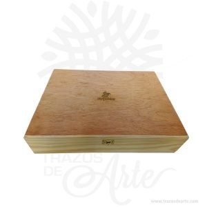 Caja estuche con cierre de 35 x 27 x 8 cm en madera de pino y triplex de okume para personalizar, viene con hermosas texturas de vetas naturales y un aroma de madera natural. También es perfecto como exhibidor, dulcero o joyero. Es un hermoso detalle que puedes personalizar por completo para un regalo completamente único.Este es un maravilloso regalo, suvenir; empresarial o para amigos y familiares.Esta caja es realmente original mantendrá sus recuerdos por muchos años.No ocupa mucho espacio y será una decoración de su hogar.La caja de madera perfeccionará el regalo para la boda, el aniversario, el día de San Valentín u otros eventos.La puede encontrar también como caja en MDF, caja decorativa , caja decorativa en madera MDF, cajas de madera para regalo o caja en madera con tapa.El embalaje de madera se utiliza para para determinados productos tradicionales de gama alta (puros, bebidas alcohólicas, etc.).Los embalajes de madera siguen gozando de una buena imagen  y con connotaciones de alta calidad.Se puede imprimir,, incorporando la marca y el logotipo del productor, así como otros mensajes prácticos.La caja de madera ha conseguido introducirse en determinados nichos de mercado muy localizados en cuanto a tamaño y producto en los que ha obtenido una gran fidelidad por parte de los compradores.Tenga en cuenta que la madera es un material único, por lo que cuándo lo reciba será similar, no exactamente al de la foto.Caja estuche con cierre de 35 x 27 x 8 cmMaterial: Madera Pino y triple de OkumeColor: Descripción en fotoTamaño: 18 x 24 x 7.5 cmCierre DoradoFecha estimada de entrega: De 5 a 7 días hábiles (en Bogotá, Medellín, Cali), al resto del  país de 7 a 14 días.Recuerda que el tiempo de entrega comienza a partir del momento en que tu pago sea confirmado.Todos los productos son entregados al domicilio que informaste al realizar la compra.Vendido y enviado por: Trazos de Arte.Envió rápido y seguro.Fecha estimada de entrega: De 5 a 7 días (en Bogotá, Medellín, Cali), al resto del país de 7 a 14 días.PersonalizaciónRealice un pedido personalizado, podemos agregar lo que desee, como nombre, fecha, frase, logotipo, imagen o empaque regalo.Ofrecemos: Grabado por láser, grabado CNC Router, sublimado o papel adhesivo, el precio varía según el tipo de personalización que desee, encontrara más información en Servicios en nuestro menú secundario.Si desea cotizar o tiene preguntas presione el botón Cotizar personalización con gusto las responderemos.¿Como comprar?Selecciona tu producto. Si tienes alguna duda por favor escríbenos.Haz clic en el botón de compra y la cantidad que deseas.Ingresa los datos de facturación y entrega.Realiza el pago de tu pedido.Recibe el pedido en tu domicilio.En nuestra plataforma encontrarás el método de pago que más se ajusta a tu necesidad.