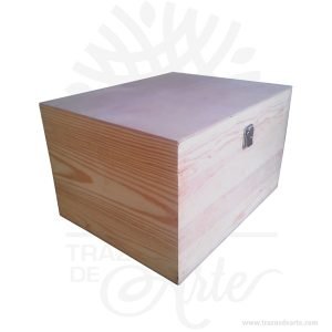 Caja estuche tipo baúl con cierre de 50 x 40 x 30 cm en madera de pino y triplex de okume para personalizar, viene con hermosas texturas de vetas naturales y un aroma de madera natural.También es perfecto como exhibidor, dulcero o joyero. Es un hermoso detalle que puedes personalizar por completo para un regalo completamente único.Este es un maravilloso regalo, suvenir; empresarial o para amigos y familiares.Esta caja es realmente original mantendrá sus recuerdos por muchos años.No ocupa mucho espacio y será una decoración de su hogar.La caja de madera perfeccionará el regalo para la boda, el aniversario, el día de San Valentín u otros eventos.La puede encontrar también como caja en MDF, caja decorativa , caja decorativa en madera MDF, cajas de madera para regalo o caja en madera con tapa.El embalaje de madera se utiliza para para determinados productos tradicionales de gama alta (puros, bebidas alcohólicas, etc.).Los embalajes de madera siguen gozando de una buena imagen  y con connotaciones de alta calidad.Se puede imprimir,, incorporando la marca y el logotipo del productor, así como otros mensajes prácticos.La caja de madera ha conseguido introducirse en determinados nichos de mercado muy localizados en cuanto a tamaño y producto en los que ha obtenido una gran fidelidad por parte de los compradores.Tenga en cuenta que la madera es un material único, por lo que cuándo lo reciba será similar, no exactamente al de la foto.Caja estuche tipo baúl con cierre de 50 x 40 x 30 cmMaterial: Madera Pino y triple de OkumeColor: Descripción en fotoTamaño: 50 x 40 x 30 cmCierre DoradoFecha estimada de entrega: De 5 a 7 días hábiles (en Bogotá, Medellín, Cali), al resto del  país de 7 a 14 días.Recuerda que el tiempo de entrega comienza a partir del momento en que tu pago sea confirmado.Todos los productos son entregados al domicilio que informaste al realizar la compra.Vendido y enviado por: Trazos de Arte.Envió rápido y seguro.Fecha estimada de entrega: De 5 a 7 días (en Bogotá, Medellín, Cali), al resto del país de 7 a 14 días.PersonalizaciónRealice un pedido personalizado, podemos agregar lo que desee, como nombre, fecha, frase, logotipo, imagen o empaque regalo.Ofrecemos: Grabado por láser, grabado CNC Router, sublimado o papel adhesivo, el precio varía según el tipo de personalización que desee, encontrara más información en Servicios en nuestro menú secundario.Si desea cotizar o tiene preguntas presione el botón Cotizar personalización con gusto las responderemos.¿Como comprar?Selecciona tu producto. Si tienes alguna duda por favor escríbenos.Haz clic en el botón de compra y la cantidad que deseas.Ingresa los datos de facturación y entrega.Realiza el pago de tu pedido.Recibe el pedido en tu domicilio.En nuestra plataforma encontrarás el método de pago que más se ajusta a tu necesidad.