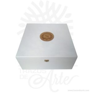 Caja estuche de 34 x 34 x 15 cm en MDF para personalizar, pintada de blanco. También es perfecto para guardar planos, afiches o dibujos. Este es un maravilloso regalo, suvenir; empresarial o para amigos y familiares. Un estuche es una caja que sirve para guardar cosas de forma ordenada. Generalmente, se utiliza para objetos de cierto valor: joyas, relojes, plumas estilográficas, etc. A la industria que fabrica y comercializa estuches, se la llama estuchería. En muchas ocasiones, y dependiendo del objeto, el estuche cuenta con un forrado interno para evitar el maltrato del objeto a ser cuidado. El forro interior puede ser de tela o de material esponjoso como la espuma de poliuretano para ayudar a amortiguar el impacto en caso que, por ejemplo, se cayera el estuche con el objeto dentro o durante su transporte. Tenga en cuenta que la madera es un material único, por lo que cuándo lo reciba será similar, no exactamente al de la foto. Caja estuche de 34 x 34 x 15 cm en MDF para personalizar Material: MDF Color: Descripción en foto Tamaño:34 x 34 x 15 El precio no incluye personalización. Fecha estimada de entrega: De 6 a 7 días hábiles (en Bogotá, Medellín, Cali), al resto del  país de 7 a 14 días. Recuerda que el tiempo de entrega comienza a partir del momento en que tu pago sea confirmado. Todos los productos son entregados al domicilio que informaste al realizar la compra. Vendido y enviado por: Trazos de Arte. Envió rápido y seguro. Personalización Realice un pedido personalizado, podemos agregar lo que desee, como nombre, fecha, frase, logotipo, imagen o empaque regalo. Ofrecemos: Grabado por láser, grabado CNC Router, sublimado o papel adhesivo, el precio varía según el tipo de personalización que desee, encontrara más información en Servicios en nuestro menú secundario. Si desea cotizar o tiene preguntas presione el botón Cotizar personalización con gusto las responderemos. ¿Como comprar? Selecciona tu producto. Si tienes alguna duda por favor escríbenos. Haz clic en el botón de compra y la cantidad que deseas. Ingresa los datos de facturación y entrega. Realiza el pago de tu pedido. Recibe el pedido en tu domicilio. En nuestra plataforma encontrarás el método de pago que más se ajusta a tu necesidad.