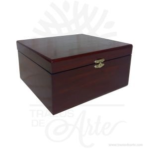 Caja elegante de madera de pino de 12 mm de espesor de 11 x cm de alto x 14 cm de ancho x 20 cm de largo. ¡Ideal para un estupendo regalo! Perfecta caja de madera para guardar objetos pequeños o joyas.  Cuenta con tapa bisagra y cierre metálico, divisiones (9  espacios removibles) y separador horizontal. Esta elegante caja de lujo de madera en el interior esta pintada de negro. Este es un maravilloso regalo, suvenir; empresarial o para amigos y familiares. No ocupa mucho espacio y será una decoración de su hogar. La caja de madera perfeccionará el regalo para la boda, el aniversario, el día de San Valentín u otros eventos. La puede encontrar también como caja en MDF, caja decorativa , caja decorativa en madera MDF, cajas de madera para regalo o caja en madera con tapa. La caja de madera ha conseguido introducirse en determinados nichos de mercado muy localizados en cuanto a tamaño y producto en los que ha obtenido una gran fidelidad por parte de los compradores. Tenga en cuenta que la madera es un material único, por lo que cuándo lo reciba será similar, no exactamente al de la foto. Caja elegante de madera de pino Material: Madera de Pino Color: Descripción en foto Tamaño: 20 x 14 x 11 cm Fecha estimada de entrega: De 7 a 9 días hábiles (en Bogotá, Medellín, Cali), al resto del  país de 7 a 14 días. Recuerda que el tiempo de entrega comienza a partir del momento en que tu pago sea confirmado. Todos los productos son entregados al domicilio que informaste al realizar la compra. Vendido y enviado por: Trazos de Arte. Envió rápido y seguro. Fecha estimada de entrega: De 5 a 7 días (en Bogotá, Medellín, Cali), al resto del país de 7 a 14 días. Personalización Realice un pedido personalizado, podemos agregar lo que desee, como nombre, fecha, frase, logotipo, imagen o empaque regalo. Ofrecemos: Grabado por láser, grabado CNC Router, sublimado o papel adhesivo, el precio varía según el tipo de personalización que desee, encontrara más información en Servicios en nuestro menú secundario. Si desea cotizar o tiene preguntas presione el botón Cotizar personalización con gusto las responderemos. ¿Como comprar? Selecciona tu producto. Si tienes alguna duda por favor escríbenos. Haz clic en el botón de compra y la cantidad que deseas. Ingresa los datos de facturación y entrega. Realiza el pago de tu pedido. Recibe el pedido en tu domicilio. En nuestra plataforma encontrarás el método de pago que más se ajusta a tu necesidad.