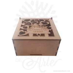 Caja para dulces boda de 12 x12 x 8 cm, practica y bella puede contener detalles como dulces, o chocolates o guardar joyas y cosas pequeñas, es perfecta como decoración esta hecha en MDF de 3 mm. Este es un maravilloso regalo, suvenir; empresarial o para amigos y familiares.  Perfecta para entregar en bodas o eventos. Fabricamos cajas de madera para los que buscan una presentación exclusiva y creativa. Esta caja de fotos de madera es realmente original  y mantendrá en sus recuerdos por muchos años. Puede utilizarlas para entregar en bodas, comuniones, bebes, niños, para celebraciones y eventos. Si usted está buscando diferenciarse por encima del resto, la inversión en estas cajas sin duda hará que sus clientes o invitados se sientan especiales. No ocupa mucho espacio y será una decoración de su hogar. La caja de madera de la foto perfeccionará el regalo para la boda, el aniversario, el día de San Valentín u otros eventos. Tenga en cuenta que la madera es un material único, por lo que cuándo lo reciba será similar, no exactamente al de la foto. Caja para dulces boda de 12 x 12 x 8 cm Material: MDF de 3 mm de Alta Calidad Color: Descripción en foto Tamaño: 12 x 12 x 8 cm Incluye personalización Fecha estimada de entrega: De 4 a 5 días hábiles (en Bogotá, Medellín, Cali), al resto del  país de 7 a 14 días. Recuerda que el tiempo de entrega comienza a partir del momento en que tu pago sea confirmado. Todos los productos son entregados al domicilio que informaste al realizar la compra. Vendido y enviado por: Trazos de Arte. Envió rápido y seguro. Personalización Realice un pedido personalizado, podemos agregar lo que desee, como nombre, fecha, frase, logotipo, imagen o empaque regalo. Ofrecemos: Grabado por láser, grabado CNC Router, sublimado o papel adhesivo, el precio varía según el tipo de personalización que desee, encontrara más información en Servicios en nuestro menú secundario. Si desea cotizar o tiene preguntas presione el botón Cotizar personalización con gusto las responderemos. ¿Cómo comprar? Selecciona tu producto. Si tienes alguna duda por favor escríbenos. Haz clic en el botón de compra y la cantidad que deseas. Ingresa los datos de facturación y entrega. Realiza el pago de tu pedido. Recibe el pedido en tu domicilio. En nuestra plataforma encontrarás el método de pago que más se ajusta a tu necesidad.