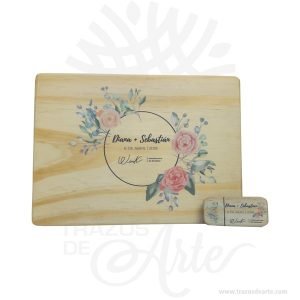 Caja para fotos en madera con pendrive USB personalizado de 22 x 16 x 3 cm en madera de pino con tapa ajuste, viene con hermosas texturas de vetas naturales y un aroma de madera natural. Perfecto para entregar  fotos de boda u otras eventos. Fabricamos cajas de madera para los que buscan presentar su trabajo de una manera exclusiva y creativa. Las cajas están hechas a mano en maderas nobles de alta calidad y están personalizadas y grabadas con logotipos o texto a su elección, tanto en láser como a todo color. Esta caja de fotos de madera es realmente original  y mantendrá en sus recuerdos por muchos años. Puede utilizarlas para entregar reportajes y fotografía de bodas, comuniones, bebes, niños, para celebraciones y eventos. También puede adquirir una unidad de pendrive USB de madera de  8Gb o 16 Gb  que también se puede personalizar para que coincida con su marca. Si usted está buscando diferenciarse por encima del resto de la competencia, la inversión en estas cajas sin duda hará que sus clientes se sientan especiales. No ocupa mucho espacio y será una decoración de su hogar. Nuestra caja de fotos de madera es la mejor solución para fotógrafos de bodas. La caja de madera de la foto perfeccionará el regalo para la boda, el aniversario, el día de San Valentín u otros eventos. Caja para fotos en madera con pendrive USB personalizado Material: MDF Color: Descripción en foto Tamaño: 22 x 16 x 3 cm El precio  incluye pendrive USB 8 Gb. El precio de la personalización se venden por separado Fecha estimada de entrega: De 5 a 6 días hábiles (en Bogotá, Medellín, Cali), al resto del  país de 7 a 14 días. Recuerda que el tiempo de entrega comienza a partir del momento en que tu pago sea confirmado. Todos los productos son entregados al domicilio que informaste al realizar la compra. Vendido y enviado por: Trazos de Arte. Envió rápido y seguro. Personalización Realice un pedido personalizado, podemos agregar lo que desee, como nombre, fecha, frase, logotipo, imagen o empaque regalo. Ofrecemos: Grabado por láser, grabado CNC Router, sublimado o papel adhesivo, el precio varía según el tipo de personalización que desee, encontrara más información en Servicios en nuestro menú secundario. Si desea cotizar o tiene preguntas presione el botón Cotizar personalización con gusto las responderemos. ¿Cómo comprar? Selecciona tu producto. Si tienes alguna duda por favor escríbenos. Haz clic en el botón de compra y la cantidad que deseas. Ingresa los datos de facturación y entrega. Realiza el pago de tu pedido. Recibe el pedido en tu domicilio. En nuestra plataforma encontrarás el método de pago que más se ajusta a tu necesidad.