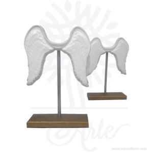 Alas de ángel en madera de pino 25 x 15,5 x 6 cm, figura decorativa de alas abiertas aportando un toque muy especial a la decoración. Son recordatorios muy especiales ideal para adornos en bodas, bautizos, fiestas infantiles, cumpleaños y todo tipo de eventos. Estas bonitas alas de ángel son un regalo encantador o una decoración perfecta para el hogar, lo puedes personalizar con tu nombre, tus iniciales o algún diseño especial. Las alas de ángeles simbolizan la moral, pureza, protección, religión, belleza y fuerza. También hay quienes mencionan que simbolizan la perfección. Las alas blancas representan libertad y poder. También puede representar la autoridad, la creación y la voluntad de Dios. Este es un maravilloso regalo, suvenir; empresarial o para amigos y familiares. En la actualidad se utilizan diariamente como merchandising publicitario por parte de marcas o accesorio por jóvenes, y se encuentran en distintos estilos, formas y decoración. Tenga en cuenta que la madera es un material único, por lo que cuándo lo reciba será similar, no exactamente al de la foto. Alas de ángel en madera de pino 25 x 15,5 x 6 cm Material: madera de pino Color: El de su preferencia Tamaño 25 x 15,5 x 6 cm Fecha estimada de entrega: De 5 a 7 días hábiles (en Bogotá, Medellín, Cali), al resto del  país de 7 a 14 días. Recuerda que el tiempo de entrega comienza a partir del momento en que tu pago sea confirmado. Todos los productos son entregados al domicilio que informaste al realizar la compra. Vendido y enviado por: Trazos de Arte. Envió rápido y seguro. Personalización Realice un pedido personalizado, podemos agregar lo que desee, como nombre, fecha, frase, logotipo, imagen o empaque regalo. Ofrecemos: Grabado por láser, grabado CNC Router, sublimado o papel adhesivo, el precio varía según el tipo de personalización que desee, encontrara más información en Servicios en nuestro menú secundario. Si desea cotizar o tiene preguntas presione el botón Cotizar personalización con gusto las responderemos. ¿Cómo comprar? Selecciona tu producto. Si tienes alguna duda por favor escríbenos. Haz clic en el botón de compra y la cantidad que deseas. Ingresa los datos de facturación y entrega. Realiza el pago de tu pedido. Recibe el pedido en tu domicilio. En nuestra plataforma encontrarás el método de pago que más se ajusta a tu necesidad.