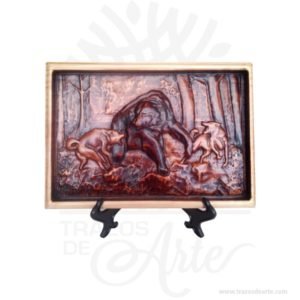 Cuadro tallado oso y lobos madera de pino pintado, un regalo ideal para para pintar y decorar, es un regalo ideal para familiares y amigos. Excelente para decorar el hogar, la empresa, el estudio simplemente regalar porque pensé en ti. Tallamos todo tipo de maderas, encuentra el diseño que te gusta,  es un regalo maravilloso e inolvidable, Disfruta de una obra tallada en madera personalizada. Una talla es una obra de escultura, especialmente en madera. La madera se talla mediante un proceso de desgaste y pulido, con el propósito de darle una forma determinada, que puede ser un objeto concreto o abstracto. El producto final puede ir desde una escultura individual hasta elementos decorativos. Si deseas un tamaño diferente y no lo tenemos, te lo cotizamos. Ten en cuenta que la madera es un material único, por lo que cuándo lo recibas será similar, no exactamente al de la foto. Cuadro tallado oso y lobos madera de pino pintado Medidas: 19 x 27 cm Material: Pino alta calidad de 1.8 cm de grosor. Fecha estimada de entrega: De 7 a 10 días hábiles (en Bogotá, Medellín, Cali), al resto del  país de 10 a 18 días. Recuerda que el tiempo de entrega comienza a partir del momento en que tu pago sea confirmado. Todos los productos son entregados al domicilio que informaste al realizar la compra. Vendido y enviado por: Trazos de Arte. Envío rápido y seguro. Personalización Realiza un pedido personalizado, podemos agregar lo que desees, como nombre, fecha, frase, logotipo, imagen o empaque regalo. Ofrecemos: Grabado por láser, grabado CNC Router, sublimado o papel adhesivo, el precio varía según el tipo de personalización que desees, encontrarás más información en Servicios en nuestro menú secundario. Si deseas cotizar o tienes preguntas presiones el botón Cotizar personalización con gusto las responderemos. ¿Cómo comprar? Selecciona tu producto. Si tienes alguna duda por favor escríbenos. Haz clic en el botón de compra y la cantidad que deseas. Ingresa los datos de facturación y entrega. Realiza el pago de tu pedido. Recibe el pedido en tu domicilio.