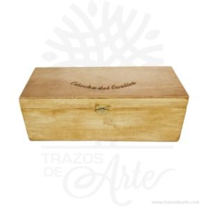 Caja madera de pino y triplex de Okume de 28 x 11 x 11 cm para personalizar. Práctica caja para empaque, decorar y regalar, perfecta para los amantes de las manualidades, decoradores de fiestas y bodas y útil como regalo de ancheta. Esta caja de madera de pino es realmente original. No ocupa mucho espacio y será una decoración de su hogar ademas de un excelente organizador. La caja de madera perfeccionará el regalo para la boda, el aniversario, el día de San Valentín u otros eventos. Practica como centro de mesa, mesa de dulces entre otros. La puede encontrar también como caja en MDF, caja decorativa , caja decorativa en madera MDF, cajas de madera para regalo o caja en madera con tapa. El embalaje de madera se utiliza para para determinados productos tradicionales de gama alta (puros, bebidas alcohólicas, etc.). Los embalajes de madera siguen gozando de una buena imagen ante el consumidor al percibirlo como un producto higiénico y con connotaciones de alta calidad. Se puede imprimir, incorporando la marca y el logotipo del productor, así como otros mensajes prácticos. Siempre puede destruirse o reciclarse. La caja de madera ha conseguido introducirse en determinados nichos de mercado muy localizados en cuanto a tamaño y producto en los que ha obtenido una gran fidelidad por parte de los compradores. Caja madera de pino y triplex de Okume de 28 x 11 x 11 cm para personalizar Material: Madera de pino y triplex de Okume de alta calidad. Color: Descripción en foto Tamaño 28 x 11 x 11 cm El precio incluye personalización básica similar foto (si tu diseño es más complejo te podemos cotizar). Fecha estimada de entrega: De 4 a 5 días hábiles (en Bogotá, Medellín, Cali), al resto del país de 7 a 14 días. Recuerda que el tiempo de entrega comienza a partir del momento en que tu pago sea confirmado. Todos los productos son entregados al domicilio que informaste al realizar la compra. Vendido y enviado por: Trazos de Arte. Envío rápido y seguro.   Personalización Realiza un pedido personalizado, podemos agregar lo que desees, como nombre, fecha, frase, logotipo, imagen o empaque regalo. Ofrecemos: Grabado por láser, grabado CNC Router, sublimado o papel adhesivo, el precio varía según el tipo de personalización que desees, encontrarás más información en Servicios en nuestro menú secundario. Si deseas cotizar o tienes preguntas presiona el botón Cotizar personalización con gusto las responderemos.     ¿Cómo comprar? Selecciona tu producto. Si tienes alguna duda por favor escríbenos. Haz clic en el botón de compra y la cantidad que deseas. Ingresa los datos de facturación y entrega. Realiza el pago de tu pedido. Recibe el pedido en tu domicilio.
