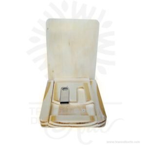 Caja estuche de madera para dos memorias usb de 10 x 8 x  1,8 cm,  caja organizador diseñada para guardar las memorias USB, ideal para transportarles a donde necesites. Su bello y clásico diseño portable permite que sea puesto en el bolso, la mochila o el otro lugar. Es ideal para quienes dependemos de un archivador portátil, puede ser completamente personalizada, funciona excelente como regalo de cumpleaños, bodas, fiestas de XV o porque pensé en ti. Este es un maravilloso regalo para amigos y familiares. Se trata de un modelo ideal para empresas que quiera, transmitir unos valores de sostenibilidad y respeto al medio ambiente. Posee una gran área de marcaje para hacer bien visible el logotipo de la marca que puede ser impreso mediante impresión en rígido a todo color o usando la técnica de marcaje laser. Perfecta para decorar boda, cumpleaños, el día de San Valentín u otros eventos. Tenga en cuenta que la madera es un material único, por lo que cuándo lo reciba será similar, no exactamente al de la foto. Caja estuche de madera para dos memorias usb de 10 x 8 x  1,8 cm Material: Madera de pino  y Triplex de Pino Color: Madera Natural Tamaño: 10 x 8 x  1,8 cm El precio incluye personalización básica similar foto (si su diseño es más complejo le podemos cotizar). Fecha estimada de entrega: De 4 a 5 días hábiles (en Bogotá, Medellín, Cali), al resto del país de 7 a 14 días. Recuerda que el tiempo de entrega comienza a partir del momento en que tu pago sea confirmado. Todos los productos son entregados al domicilio que informaste al realizar la compra. Vendido y enviado por: Trazos de Arte. Envió rápido y seguro.   Personalización Realice un pedido personalizado, podemos agregar lo que desee, como nombre, fecha, frase, logotipo, imagen o empaque regalo. Ofrecemos: Grabado por láser, grabado CNC Router, sublimado o papel adhesivo, el precio varía según el tipo de personalización que desee, encontrara más información en Servicios en nuestro menú secundario. Si desea cotizar o tiene preguntas presione el botón Cotizar personalización con gusto las responderemos.   ¿Cómo comprar? Selecciona tu producto. Si tienes alguna duda por favor escríbenos. Haz clic en el botón de compra y la cantidad que deseas. Ingresa los datos de facturación y entrega. Realiza el pago de tu pedido. Recibe el pedido en tu domicilio.