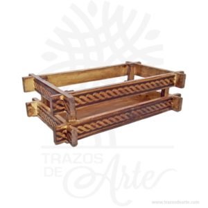 Canasto pequeño labrado pintado 22 x 12 x 7 cm, bella canasta guacal rustico ideal para decorar y regalar  con múltiples usos entre ellos como ancheta o desayuno sorpresa. Tiene agarradera en lazo. Práctica caja para decorar y regalar, perfecta para los amantes de las manualidades, decoradores de fiestas y bodas. Esta caja de madera de pino es realmente original. No ocupa mucho espacio y será una decoración de su hogar ademas de un excelente organizador. La caja de madera perfeccionará el regalo para la boda, el aniversario, el día de San Valentin u otros eventos. Practica como centro de mesa, mesa de dulces entre otros. La puede encontrar también como caja en MDF, caja decorativa , caja decorativa en madera MDF, cajas de madera para regalo o caja en madera con tapa. La caja de madera ha conseguido introducirse en determinados nichos de mercado muy localizados en cuanto a tamaño y producto en los que ha obtenido una gran fidelidad por parte de los compradores. Tenga en cuenta que la madera es un material único, por lo que cuándo lo reciba será similar, no exactamente al de la foto. Canasto pequeño labrado pintado 22 x 12 x 7 cm Material: Madera de Pino Color: Descripción en foto Tamaño: 22 x 12 x 7 cm Fecha estimada de entrega: De 3 a 5 días hábiles (en Bogotá, Medellín, Cali), al resto del  país de 7 a 14 días. Recuerda que el tiempo de entrega comienza a partir del momento en que tu pago sea confirmado. Todos los productos son entregados al domicilio que informaste al realizar la compra. Vendido y enviado por: Trazos de Arte. Envió rápido y seguro.   Personalización Realiza un pedido personalizado, podemos agregar lo que desees, como nombre, fecha, frase, logotipo, imagen o empaque regalo. Ofrecemos: Grabado por láser, grabado CNC Router, sublimado o papel adhesivo, el precio varía según el tipo de personalización que desees, encontrarás más información en Servicios en nuestro menú secundario. Si deseas cotizar o tienes preguntas presiona el botón Cotizar personalización con gusto las responderemos.   ¿Cómo comprar? Selecciona tu producto. Si tienes alguna duda por favor escríbenos. Haz clic en el botón de compra y la cantidad que deseas. Ingresa los datos de facturación y entrega. Realiza el pago de tu pedido. Recibe el pedido en tu domicilio.