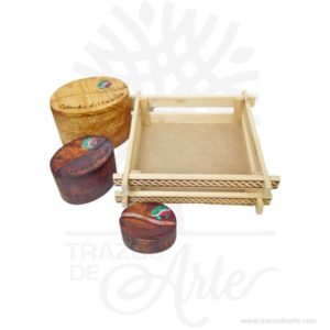 Canasto labrado 22 x 22 x 7 cm en crudo, bella canasta guacal rustico ideal para decorar y regalar  con múltiples usos entre ellos como ancheta o desayuno sorpresa. Tiene agarradera en lazo. Práctica caja para decorar y regalar, perfecta para los amantes de las manualidades, decoradores de fiestas y bodas. Esta caja de madera de pino es realmente original. No ocupa mucho espacio y será una decoración de su hogar ademas de un excelente organizador. La caja de madera perfeccionará el regalo para la boda, el aniversario, el día de San Valentin u otros eventos. Practica como centro de mesa, mesa de dulces entre otros. La puede encontrar también como caja en MDF, caja decorativa , caja decorativa en madera MDF, cajas de madera para regalo o caja en madera con tapa. La caja de madera ha conseguido introducirse en determinados nichos de mercado muy localizados en cuanto a tamaño y producto en los que ha obtenido una gran fidelidad por parte de los compradores. Tenga en cuenta que la madera es un material único, por lo que cuándo lo reciba será similar, no exactamente al de la foto. Canasto labrado 22 x 22 x 7 cm en crudo Material: Madera de Pino Color: Descripción en foto Tamaño: 22 x 22 x 7 cm Fecha estimada de entrega: De 3 a 5 días hábiles (en Bogotá, Medellín, Cali), al resto del  país de 7 a 14 días. Recuerda que el tiempo de entrega comienza a partir del momento en que tu pago sea confirmado. Todos los productos son entregados al domicilio que informaste al realizar la compra. Vendido y enviado por: Trazos de Arte. Envió rápido y seguro.   Personalización Realiza un pedido personalizado, podemos agregar lo que desees, como nombre, fecha, frase, logotipo, imagen o empaque regalo. Ofrecemos: Grabado por láser, grabado CNC Router, sublimado o papel adhesivo, el precio varía según el tipo de personalización que desees, encontrarás más información en Servicios en nuestro menú secundario. Si deseas cotizar o tienes preguntas presiona el botón Cotizar personalización con gusto las responderemos.     ¿Cómo comprar? Selecciona tu producto. Si tienes alguna duda por favor escríbenos. Haz clic en el botón de compra y la cantidad que deseas. Ingresa los datos de facturación y entrega. Realiza el pago de tu pedido. Recibe el pedido en tu domicilio.