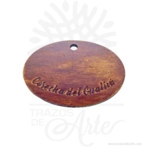 Etiqueta en MDF personalizada grabada en láser pack x 12 unidades, haz que tu producto se destaque, las etiquetas en madera y MDF  hacen ver tus productos mas profesionales  y le dan un toque artesanal realmente bello. Nuestras etiquetas se ven muy bien en todos los artículos. También las encuentras como etiquetas de logotipo, etiquetas personalizadas, etiquetas hecho a mano, etiquetas de madera personalizadas entre otros. Hacemos etiquetas grabadas a láser o en impresión en solido  a color en madera  o MDF para colocarlas en tus productos. Se confeccionan con texto simple definido con el nombre que busquen, máximo dos lineas Las etiquetas son ideales cuando vendes o comercializas productos,o cuando buscas una manera original de transmitir mensajes o ideas. Nuestras etiquetas son  una forma original de hacer llegar tu mensaje a quien quieras. Puedes utilízalas como regalo a los invitados, como llavero o recordatorio, también como etiqueta de precio para tus productos. Ofrece a tus invitados, amigos o clientes una forma diferente de entender las etiquetas. Etiqueta en MDF personalizada grabada en láser pack x 12 unidades Material: MDF Tamaño: 5 x 7 x 0.3 cm El precio incluye personalización básica similar foto (si tu diseño es más complejo te podemos cotizar). Fecha estimada de entrega: De 4 a 5 días hábiles (en Bogotá, Medellín, Cali), al resto del país de 7 a 14 días. Recuerda que el tiempo de entrega comienza a partir del momento en que tu pago sea confirmado. Todos los productos son entregados al domicilio que informaste al realizar la compra. Vendido y enviado por: Trazos de Arte. Envío rápido y seguro.     Personalización Realiza un pedido personalizado, podemos agregar lo que desees, como nombre, fecha, frase, logotipo, imagen o empaque regalo. Ofrecemos: Grabado por láser, grabado CNC Router, sublimado o papel adhesivo, el precio varía según el tipo de personalización que desees, encontrarás más información en Servicios en nuestro menú secundario. Si deseas cotizar o tienes preguntas presiona el botón Cotizar personalización con gusto las responderemos.     ¿Cómo comprar? Selecciona tu producto. Si tienes alguna duda por favor escríbenos. Haz clic en el botón de compra y la cantidad que deseas. Ingresa los datos de facturación y entrega. Realiza el pago de tu pedido. Recibe el pedido en tu domicilio.