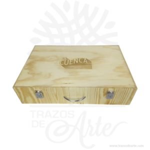 Caja maletín en madera de pino grande para personalizar de 58 x 38 x 12 cm. Práctica caja para empaque, decorar y regalar, perfecta para los amantes de las manualidades, decoradores de fiestas y bodas y útil como regalo de ancheta. Su gran tamaño le ofrece una multitud de posibilidades creativas. Viene con cierres  y manija metálica. Esta caja de madera de pino es realmente original. Práctica caja tipo maletín para decorar y regalar, perfecta para los amantes de las manualidades y decoradores. Esta caja maletín de madera MDF es realmente original mantendrá sus recuerdos por muchos años. No ocupa mucho espacio y será una decoración de su hogar. Practica caja para decorar en bodas, fiestas, eventos o para regalar porque simplemente pensé en ti. La puede encontrar también como caja en MDF, caja decorativa , caja decorativa en madera MDF, cajas de madera para regalo o caja en madera con tapa. El embalaje de madera se utiliza para para determinados productos tradicionales de gama alta (puros, bebidas alcohólicas, etc.). Los embalajes de madera siguen gozando de una buena imagen ante el consumidor al percibirlo como un producto higiénico y con connotaciones de alta calidad. Se puede imprimir incorporando la marca y el logotipo, así como otros mensajes prácticos. Siempre puede destruirse o reciclarse. La caja de madera ha conseguido introducirse en determinados nichos de mercado muy localizados en cuanto a tamaño y producto en los que ha obtenido una gran fidelidad por parte de los compradores. Caja maletín en madera de pino grande para personalizar Material: Madera MDF de alta calidad. Color: Descripción en foto Tamaño 58 x 38 x 12 cm El precio incluye personalización básica similar foto (si tu diseño es más complejo te podemos cotizar). Fecha estimada de entrega: De 6 a 8 días hábiles (en Bogotá, Medellín, Cali), al resto del país de 12 a 18 días. Recuerda que el tiempo de entrega comienza a partir del momento en que tu pago sea confirmado. Todos los productos son entregados al domicilio que informaste al realizar la compra. Vendido y enviado por: Trazos de Arte. Envío rápido y seguro.     Personalización Realiza un pedido personalizado, podemos agregar lo que desees, como nombre, fecha, frase, logotipo, imagen o empaque regalo. Ofrecemos: Grabado por láser, grabado CNC Router, sublimado o papel adhesivo, el precio varía según el tipo de personalización que desees, encontrarás más información en Servicios en nuestro menú secundario. Si deseas cotizar o tienes preguntas presiona el botón Cotizar personalización con gusto las responderemos.     ¿Cómo comprar? Selecciona tu producto. Si tienes alguna duda por favor escríbenos. Haz clic en el botón de compra y la cantidad que deseas. Ingresa los datos de facturación y entrega. Realiza el pago de tu pedido. Recibe el pedido en tu domicilio.
