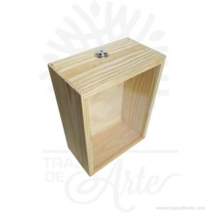 Alcancía en pino con acrílico para personalizar 25 x 20 cm, Ideal para estimular el habito del ahorro, diseñadas con un toque especial para ti, con cierre de llave para retirar lo ahorrado cuando lo necesites, y empezar ahorrar para el próximo plan o aventura. ¿Qué te detiene para empezar a ahorrar? A la Alcancía en pino con acrílico para personalizar 25 x 20 cm, podemos agregar  fondo personalizado o frase, son perfectas para regalar, decorar y ahorrar.  Puedes personalizarla a tu gusto. El reto radica en desarrollar la disciplina del ahorro constante y no retirar antes del tiempo previsto el dinero allí guardado. Las prácticas triunfadoras se construyen por medio de un método, disciplina y rutinas eficientes. Perfecta para decorar. Tenga en cuenta que la madera es un material único, por lo que cuándo lo reciba será similar, no exactamente al de la foto. Alcancía en pino con acrílico para personalizar 25 x 20 cm Material: Madera de pino  y Acrílico de  3 mm Color: Madera Natural Tamaño: 25 x 20 x 10 cm El precio no incluye personalización. Fecha estimada de entrega: De 4 a 5 días hábiles (en Bogotá, Medellín, Cali), al resto del país de 7 a 14 días. Recuerda que el tiempo de entrega comienza a partir del momento en que tu pago sea confirmado. Todos los productos son entregados al domicilio que informaste al realizar la compra. Vendido y enviado por: Trazos de Arte. Envió rápido y seguro.   Personalización Realice un pedido personalizado, podemos agregar lo que desee, como nombre, fecha, frase, logotipo, imagen o empaque regalo. Ofrecemos: Grabado por láser, grabado CNC Router, sublimado o papel adhesivo, el precio varía según el tipo de personalización que desee, encontrara más información en Servicios en nuestro menú secundario. Si desea cotizar o tiene preguntas presione el botón Cotizar personalización con gusto las responderemos.   ¿Cómo comprar? Selecciona tu producto. Si tienes alguna duda por favor escríbenos. Haz clic en el botón de compra y la cantidad que deseas. Ingresa los datos de facturación y entrega. Realiza el pago de tu pedido. Recibe el pedido en tu domicilio.