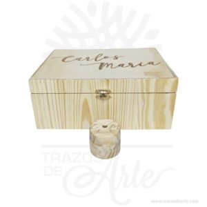 Caja con cofre en madera de pino de 24 x 18 x 10 cm práctica caja para empaque, su cofre permite guardar joyas como anillos, collares o aretes es perfecta para los amantes de las manualidades, decoradores de todo tipo de festejos. ¡Ideal para decorar en bodas, fiestas, eventos o para regalar porque simplemente pensé en ti! Su gran tamaño le ofrece una multitud de posibilidades creativas. Viene con cierres  y manija metálica. Esta caja de madera de pino es realmente original. Práctica caja tipo maletín para decorar y regalar, perfecta para los amantes de las manualidades y decoradores. No ocupa mucho espacio y será una decoración de su hogar. La puede encontrar también como caja en madera, caja decorativa , caja decorativa en madera de pino, cajas de madera para regalo o caja en madera con tapa. El embalaje de madera se utiliza para para determinados productos tradicionales de gama alta (puros, bebidas alcohólicas, etc.). Los embalajes de madera siguen gozando de una buena imagen ante el consumidor al percibirlo como un producto higiénico y con connotaciones de alta calidad. Se puede imprimir incorporando la marca y el logotipo, así como otros mensajes prácticos. Siempre puede destruirse o reciclarse. La caja de madera ha conseguido introducirse en determinados nichos de mercado muy localizados en cuanto a tamaño y producto en los que ha obtenido una gran fidelidad por parte de los compradores. Caja con cofre en madera de pino de 24 x 18 x 10 cm Material: Madera de Pino de alta calidad. Color: Descripción en foto Tamaño 24 x 18 x 10 cm El precio no incluye personalización Fecha estimada de entrega: De 5 a 6 días hábiles (en Bogotá, Medellín, Cali), al resto del país de 12 a 18 días. Recuerda que el tiempo de entrega comienza a partir del momento en que tu pago sea confirmado. Todos los productos son entregados al domicilio que informaste al realizar la compra. Vendido y enviado por: Trazos de Arte. Envío rápido y seguro.     Personalización Realiza un pedido personalizado, podemos agregar lo que desees, como nombre, fecha, frase, logotipo, imagen o empaque regalo. Ofrecemos: Grabado por láser, grabado CNC Router, sublimado o papel adhesivo, el precio varía según el tipo de personalización que desees, encontrarás más información en Servicios en nuestro menú secundario. Si deseas cotizar o tienes preguntas presiona el botón Cotizar personalización con gusto las responderemos.     ¿Cómo comprar? Selecciona tu producto. Si tienes alguna duda por favor escríbenos. Haz clic en el botón de compra y la cantidad que deseas. Ingresa los datos de facturación y entrega. Realiza el pago de tu pedido. Recibe el pedido en tu domicilio.