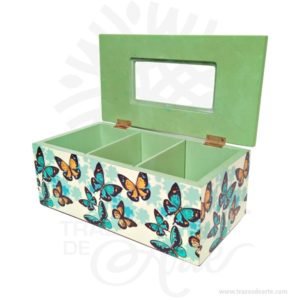 Caja para Te en MDF decorada 23 x 12 x 9 cm. ¡Ideal para un estupendo regalo! Perfecta para guardar objetos pequeños o joyas.  Cuenta con tapa bisagra y divisiones (3 espacios removibles). Esta elegante caja de lujo en MDF  es un maravilloso regalo, suvenir; empresarial o para amigos y familiares. No ocupa mucho espacio y será una decoración de su hogar. La caja de madera perfeccionará el regalo para la boda, el aniversario, el día de San Valentín u otros eventos. La puede encontrar también como caja en MDF, caja decorativa , caja decorativa en madera MDF, cajas de madera para regalo o caja en madera con tapa. La caja de madera ha conseguido introducirse en determinados nichos de mercado muy localizados en cuanto a tamaño y producto en los que ha obtenido una gran fidelidad por parte de los compradores. Tenga en cuenta que la madera es un material único, por lo que cuándo lo reciba será similar, no exactamente al de la foto. Caja para Te en MDF decorada 23 x 12 x 9 cm Material: MDF y vinilo adhesivo Color: Descripción en foto Tamaño: 23 x 12 x 9 cm Fecha estimada de entrega: De 4 a  5 días hábiles (en Bogotá, Medellín, Cali), al resto del  país de 7 a 14 días. Recuerda que el tiempo de entrega comienza a partir del momento en que tu pago sea confirmado. Todos los productos son entregados al domicilio que informaste al realizar la compra. Vendido y enviado por: Trazos de Arte. Envió rápido y seguro. Personalización Realice un pedido personalizado, podemos agregar lo que desee, como nombre, fecha, frase, logotipo, imagen o empaque regalo. Ofrecemos: Grabado por láser, grabado CNC Router, sublimado o papel adhesivo, el precio varía según el tipo de personalización que desee, encontrara más información en Servicios en nuestro menú secundario. Si desea cotizar o tiene preguntas presione el botón Cotizar personalización con gusto las responderemos. ¿Cómo comprar? Selecciona tu producto. Si tienes alguna duda por favor escríbenos. Haz clic en el botón de compra y la cantidad que deseas. Ingresa los datos de facturación y entrega. Realiza el pago de tu pedido. Recibe el pedido en tu domicilio. En nuestra plataforma encontrarás el método de pago que más se ajusta a tu necesidad.