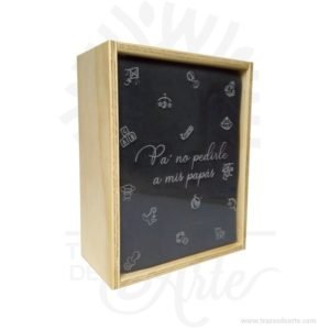 Alcancía en madera personalizada de 25 x 20 x 10 cm , Ideal para estimular el habito del ahorro, diseñadas con un toque especial para ti, con cierre de llave para retirar lo ahorrado cuando lo necesites, y empezar ahorrar para el próximo plan o aventura. ¿Qué te detiene para empezar a ahorrar? A la Alcancía en pino con acrílico para personalizar 25 x 20 x 10 cm, podemos agregar  fondo personalizado o frase, son perfectas para regalar, decorar y ahorrar.  Puedes personalizarla a tu gusto. El reto radica en desarrollar la disciplina del ahorro constante y no retirar antes del tiempo previsto el dinero allí guardado. Las prácticas triunfadoras se construyen por medio de un método, disciplina y rutinas eficientes. Perfecta para decorar. La alcancía (árabe:الكنزية‎ , al-kanzíyya‎, el tesoro oculto) es una pieza tradicional alfarera en forma de vasija de perfil ovoide, También se fabrican modelos en materiales resistentes o flexibles (madera, plástico o metal, por ejemplo). La alcancía común y más popular no se vidriaba. Tenga en cuenta que la madera es un material único, por lo que cuándo lo reciba será similar, no exactamente al de la foto. Alcancía en madera personalizada de 25 x 20 x 10 cm Material:  Triplex de pino y acrílico Color: Natural Tamaño: 25 x 20 x 10 cm El precio incluye personalización básica similar foto, (si su diseño es mas complejo te podemos cotizar). Fecha estimada de entrega: De 5 a 6 días hábiles (en Bogotá, Medellín, Cali), al resto del  país de 7 a 14 días. Recuerda que el tiempo de entrega comienza a partir del momento en que tu pago sea confirmado. Todos los productos son entregados al domicilio que informaste al realizar la compra. Vendido y enviado por: Trazos de Arte. Envío rápido y seguro. Personalización Realiza un pedido personalizado, podemos agregar lo que desees, como nombre, fecha, frase, logotipo, imagen o empaque regalo. Ofrecemos: Grabado por láser, grabado CNC Router, sublimado o papel adhesivo, el precio varía según el tipo de personalización que desees, encontrarás más información en “Servicios” en nuestro menú secundario. Si deseas cotizar o tienes preguntas presiona el botón Cotizar personalización con gusto las responderemos. ¿Cómo comprar? Selecciona tu producto. Si tienes alguna duda por favor escríbenos. Haz clic en el botón de compra y la cantidad que deseas. Ingresa los datos de facturación y entrega. Realiza el pago de tu pedido. Recibe el pedido en tu domicilio.