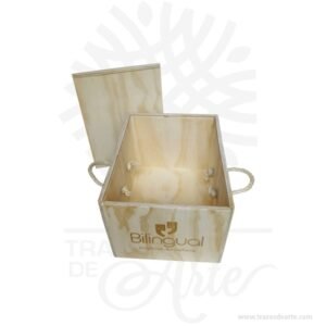 Caja en madera triplex de pino y manijas lazo de 22 x 31 x 20,5 cm tapa deslizable y lazo para personalizar con grabado o impresión con el mensaje que tú quieras, un regalo perfecto. Una caja de madera en color natural con tapa deslizable personalizada como tú quieras. Una caja de madera personalizada útil para guardar maravillosos recuerdos. Esta caja se convierte en un regalo diferente y original que guardará para siempre y decorará su casa. Ideal para regalas a tu madre, a tu padre, a tu hermano, a tus amigos perfecto para hombres y mujeres. Práctica caja para decorar y regalar, perfecta para los amantes de las manualidades y decoradores de fiestas y bodas. Esta caja de madera de pino es realmente original mantendrá sus recuerdos por muchos años. No ocupa mucho espacio y será una decoración de su hogar. La caja de madera perfeccionará el regalo para la boda, el aniversario, el día de San Valentín u otros eventos. La puede encontrar también como caja en MDF, caja decorativa , caja decorativa en madera MDF, cajas de madera para regalo o caja en madera con tapa. La caja de madera ha conseguido introducirse en determinados nichos de mercado muy localizados en cuanto a tamaño y producto en los que ha obtenido una gran fidelidad por parte de los compradores. Tenga en cuenta que la madera es un material único, por lo que cuándo lo reciba será similar, no exactamente al de la foto. Caja en madera triplex de pino y manijas lazo de 22 x 31 x 20,5 cm tapa deslizable y lazo Material: Triplex de pino Color: Natural Tamaño: 22 x 31 x 20,5 cm No incluye precio personalización. El precio incluye personalización básica similar foto, (si su diseño es mas complejo te podemos cotizar). Fecha estimada de entrega: De 5 a 6 días hábiles (en Bogotá, Medellín, Cali), al resto del  país de 7 a 14 días. Recuerda que el tiempo de entrega comienza a partir del momento en que tu pago sea confirmado. Todos los productos son entregados al domicilio que informaste al realizar la compra. Vendido y enviado por: Trazos de Arte. Envío rápido y seguro. Personalización Realiza un pedido personalizado, podemos agregar lo que desees, como nombre, fecha, frase, logotipo, imagen o empaque regalo. Ofrecemos: Grabado por láser, grabado CNC Router, sublimado o papel adhesivo, el precio varía según el tipo de personalización que desees, encontrarás más información en “Servicios” en nuestro menú secundario. Si deseas cotizar o tienes preguntas presiona el botón Cotizar personalización con gusto las responderemos. ¿Cómo comprar? Selecciona tu producto. Si tienes alguna duda por favor escríbenos. Haz clic en el botón de compra y la cantidad que deseas. Ingresa los datos de facturación y entrega. Realiza el pago de tu pedido. Recibe el pedido en tu domicilio.