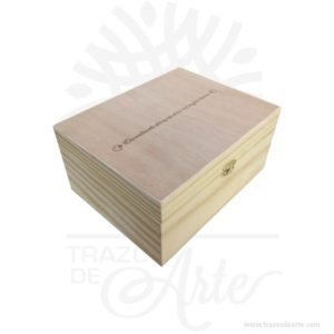 Caja en madera con cierre de 23 x 18 x 11 cm personalizada con grabado láser, viene con hermosas texturas de vetas naturales y un aroma de madera natural. Es perfecta para usar como caja de té  o para guardar joyas y cosas pequeñas gracias a sus divisiones internas brindando 6 compartimentos. Este es un maravilloso regalo, suvenir; empresarial o para amigos y familiares. Un estuche es una caja pequeña que sirve para guardar cosas de forma ordenada. Generalmente, se utiliza para objetos de pequeñas dimensiones y de cierto valor: joyas, relojes, plumas estilográficas, etc. La puede encontrar también como caja en pino, caja decorativa , cajitas de madera, cajitas de regalo, caja decorativa en madera pino, cajas de madera para regalo o caja en madera con tapa. El embalaje de madera se utiliza para para determinados productos tradicionales de gama alta (puros, bebidas alcohólicas, etc.). Los embalajes de madera siguen gozando de una buena imagen  y con connotaciones de alta calidad. Se puede imprimir,, incorporando la marca y el logotipo del productor, así como otros mensajes prácticos. La caja de madera ha conseguido introducirse en determinados nichos de mercado muy localizados en cuanto a tamaño y producto en los que ha obtenido una gran fidelidad por parte de los compradores. Tenga en cuenta que la madera es un material único, por lo que cuándo lo reciba será similar, no exactamente al de la foto. Caja en madera con cierre de 23 x 18 x 11 cm Material: Madera Pino de la Naturaleza y Triplex de Okume Color: Descripción en foto Tamaño: 18 x 23 x 11 cm con 6 compartimentos internos. El precio incluye personalización básica similar foto,(tamaño aproximado personalización de 14 x 6 cm, si su diseño es mas complejo le podemos cotizar). Fecha estimada de entrega: De 4 a 5 días hábiles (en Bogotá, Medellín, Cali), al resto del  país de 7 a 14 días. Recuerda que el tiempo de entrega comienza a partir del momento en que tu pago sea confirmado. Todos los productos son entregados al domicilio que informaste al realizar la compra. Vendido y enviado por: Trazos de Arte. Envío rápido y seguro. No incluye domicilio. Personalización Realiza un pedido personalizado, podemos agregar lo que desees, como nombre, fecha, frase, logotipo, imagen o empaque regalo. Ofrecemos: Grabado por láser, grabado CNC Router, sublimado o papel adhesivo, el precio varía según el tipo de personalización que desees, encontrarás más información en “Servicios” en nuestro menú secundario. Si deseas cotizar o tienes preguntas presiona el botón Cotizar personalización con gusto las responderemos. ¿Cómo comprar? Selecciona tu producto. Si tienes alguna duda por favor escríbenos. Haz clic en el botón de compra y la cantidad que deseas. Ingresa los datos de facturación y entrega. Realiza el pago de tu pedido. Recibe el pedido en tu domicilio.