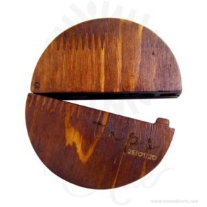 Caja estuche en madera para anillos de compromiso 9 cm de diámetro, con imanes de cierre. Perfecta para ceremonias de bodas y XV años, ideal para guardar anillos, aros o aretes. Esta caja de madera es realmente original. No ocupa mucho espacio y será una decoración de su hogar ademas de un excelente organizador. La caja de madera perfeccionará el regalo para la boda, el aniversario, el día de San Valentín u otros eventos. La puede encontrar también como caja en pino, caja decorativa , caja decorativa en madera, cajas de madera para regalo o caja en madera con tapa. La caja de madera ha conseguido introducirse en determinados nichos de mercado muy localizados en cuanto a tamaño y producto en los que ha obtenido una gran fidelidad por parte de los compradores. En la actualidad se utilizan diariamente como merchandising publicitario por parte de marcas o accesorio por jóvenes, y se encuentran en distintos estilos, formas y decoración. Tenga en cuenta que la madera es un material único, por lo que cuándo lo reciba será similar, no exactamente al de la foto. Caja estuche en madera para anillos de compromiso Material: Pino Color: Descripción en foto Tamaño:  9 cm de diámetro, 2,4 cm de espesor Fecha estimada de entrega: De 4 a 5 días hábiles (en Bogotá, Medellín, Cali), al resto del  país de 7 a 14 días. Recuerda que el tiempo de entrega comienza a partir del momento en que tu pago sea confirmado. Todos los productos son entregados al domicilio que informaste al realizar la compra. Vendido y enviado por: Trazos de Arte. Envió rápido y seguro. No incluye domicilio. Personalización Realiza un pedido personalizado, podemos agregar lo que desees, como nombre, fecha, frase, logotipo, imagen o empaque regalo. Ofrecemos: Grabado por láser, grabado CNC Router, sublimado o papel adhesivo, el precio varía según el tipo de personalización que desees, encontrarás más información en “Servicios” en nuestro menú secundario. Si deseas cotizar o tienes preguntas presiona el botón Cotizar personalización con gusto las responderemos. ¿Cómo comprar? Selecciona tu producto. Si tienes alguna duda por favor escríbenos. Haz clic en el botón de compra y la cantidad que deseas. Ingresa los datos de facturación y entrega. Realiza el pago de tu pedido. Recibe el pedido en tu domicilio.