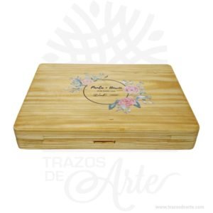 Caja estuche fotógrafo de 26 x 18 x 3 cm en de pino con tapa ajuste para personalizar, viene con hermosas texturas de vetas naturales y un aroma de madera natural. Perfecto para entregar fotos de boda u otras eventos. Fabricamos cajas de madera para los que buscan presentar su trabajo de una manera exclusiva y creativa. Las cajas están hechas a mano en maderas nobles de alta calidad y están personalizadas y grabadas con logotipos o texto a su elección, tanto en láser como a todo color impresión en solido. Esta caja de fotos de madera es realmente original  y mantendrá en sus recuerdos por muchos años. Puede utilizarlas para entregar reportajes y fotografía de bodas, comuniones, bebes, niños, para celebraciones y eventos. También puede adquirir una unidad de pendrive USB de madera de  8Gb o 16 Gb  que también se puede personalizar para que coincida con su marca. Si usted está buscando diferenciarse por encima del resto de la competencia, la inversión en estas cajas sin duda hará que sus clientes se sientan especiales. No ocupa mucho espacio y será una decoración de su hogar. Nuestra caja de fotos de madera es la mejor solución para fotógrafos de bodas. La caja de madera de la foto perfeccionará el regalo para la boda, el aniversario, el día de San Valentín u otros eventos. Caja estuche fotógrafo de 26 x 18 x 3 cm en de pino Material:Madera de Pino Color: Descripción en foto Tamaño: 26 x 18 x 3 cm El precio no incluye personalización, ni tampoco pendrive USB.(Se venden por separado) Fecha estimada de entrega: De 5 a 6 días hábiles (en Bogotá, Medellín, Cali), al resto del  país de 7 a 14 días. Recuerda que el tiempo de entrega comienza a partir del momento en que tu pago sea confirmado. Todos los productos son entregados al domicilio que informaste al realizar la compra. Vendido y enviado por: Trazos de Arte. Envió rápido y seguro. No incluye domicilio. Personalización Realiza un pedido personalizado, podemos agregar lo que desees, como nombre, fecha, frase, logotipo, imagen o empaque regalo. Ofrecemos: Grabado por láser, grabado CNC Router, sublimado o papel adhesivo, el precio varía según el tipo de personalización que desees, encontrarás más información en “Servicios” en nuestro menú secundario. Si deseas cotizar o tienes preguntas presiona el botón Cotizar personalización con gusto las responderemos. ¿Cómo comprar? Selecciona tu producto. Si tienes alguna duda por favor escríbenos. Haz clic en el botón de compra y la cantidad que deseas. Ingresa los datos de facturación y entrega. Realiza el pago de tu pedido. Recibe el pedido en tu domicilio.