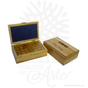 Dominó con caja estuche personalizada en guayacán, es un dominó muy decorativo, con estuche y bases soportes para las fichas mientras juegas. Juego de domino de lujo con caja de madera hecha a mano. El dominó es un juego de mesa en el que se emplean unas fichas (baldosas) rectangulares, generalmente blancas por la cara y negras por el envés, aunque existen muchas variantes. Una de sus caras está dividida por dos cuadrados, cada uno de los cuales está numerado normalmente mediante disposiciones de puntos como los dados. Dominó con caja estuche personalizada en guayacán Material: Madera Guayacán Color: Natural Tamaño: 12 x 18 x 6,5 El precio incluye personalización básica similar foto, (si su diseño es mas complejo te podemos cotizar). Fecha estimada de entrega: De 8 a 10 días hábiles (en Bogotá, Medellín, Cali), al resto del  país de 7 a 14 días. Recuerda que el tiempo de entrega comienza a partir del momento en que tu pago sea confirmado. Todos los productos son entregados al domicilio que informaste al realizar la compra. Vendido y enviado por: Trazos de Arte. Envío rápido y seguro. No incluye domicilio. Personalización Realiza un pedido personalizado, podemos agregar lo que desees, como nombre, fecha, frase, logotipo, imagen o empaque regalo. Ofrecemos: Grabado por láser, grabado CNC Router, sublimado o papel adhesivo, el precio varía según el tipo de personalización que desees, encontrarás más información en “Servicios” en nuestro menú secundario. Si deseas cotizar o tienes preguntas presiona el botón Cotizar personalización con gusto las responderemos. ¿Cómo comprar? Selecciona tu producto. Si tienes alguna duda por favor escríbenos. Haz clic en el botón de compra y la cantidad que deseas. Ingresa los datos de facturación y entrega. Realiza el pago de tu pedido. Recibe el pedido en tu domicilio.
