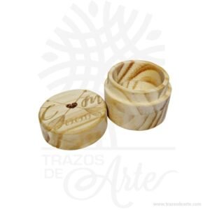 Caja estuche en madera para anillos de compromiso 4 cm de diámetro,  Perfecta para ceremonias de bodas y XV años, ideal para guardar anillos, aros o aretes. Esta caja de madera es realmente original. No ocupa mucho espacio y será una decoración de su hogar ademas de un excelente organizador. La caja de madera perfeccionará el regalo para la boda, el aniversario, el día de San Valentín u otros eventos. La puede encontrar también como caja en pino, caja decorativa , caja decorativa en madera, cajas de madera para regalo o caja en madera con tapa. La caja de madera ha conseguido introducirse en determinados nichos de mercado muy localizados en cuanto a tamaño y producto en los que ha obtenido una gran fidelidad por parte de los compradores. En la actualidad se utilizan diariamente como merchandising publicitario por parte de marcas o accesorio por jóvenes, y se encuentran en distintos estilos, formas y decoración. Tenga en cuenta que la madera es un material único, por lo que cuándo lo reciba será similar, no exactamente al de la foto. Caja estuche en madera para anillos de compromiso Material: Pino Color: Descripción en foto Tamaño:  8 cm de diámetro, 3 cm de espesor Fecha estimada de entrega: De 4 a 5 días hábiles (en Bogotá, Medellín, Cali), al resto del  país de 7 a 14 días. Recuerda que el tiempo de entrega comienza a partir del momento en que tu pago sea confirmado. Todos los productos son entregados al domicilio que informaste al realizar la compra. Vendido y enviado por: Trazos de Arte. Envió rápido y seguro. Personalización Realiza un pedido personalizado, podemos agregar lo que desees, como nombre, fecha, frase, logotipo, imagen o empaque regalo. Ofrecemos: Grabado por láser, grabado CNC Router, sublimado o papel adhesivo, el precio varía según el tipo de personalización que desees, encontrarás más información en “Servicios” en nuestro menú secundario. Si deseas cotizar o tienes preguntas presiona el botón Cotizar personalización con gusto las responderemos. ¿Cómo comprar? Selecciona tu producto. Si tienes alguna duda por favor escríbenos. Haz clic en el botón de compra y la cantidad que deseas. Ingresa los datos de facturación y entrega. Realiza el pago de tu pedido. Recibe el pedido en tu domicilio.