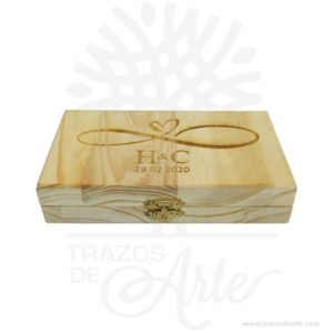 Caja estuche en madera para anillos de compromiso pareja ,  perfecta para ceremonias de bodas, ideal para guardar los anillos. El precio no incluye personalización. Esta caja de madera es realmente original. Si desea personalizarla  puede contactar con nosotros. No ocupa mucho espacio y será una decoración de su hogar además de un excelente organizador. La caja de madera perfeccionará el regalo para la boda, el aniversario, el día de San Valentín u otros eventos. La puede encontrar también como caja en pino, caja decorativa , caja decorativa en madera, cajas de madera para regalo o caja en madera con tapa. La caja de madera ha conseguido introducirse en determinados nichos de mercado muy localizados en cuanto a tamaño y producto en los que ha obtenido una gran fidelidad por parte de los compradores. En la actualidad se utilizan diariamente como merchandising publicitario por parte de marcas o accesorio por jóvenes, y se encuentran en distintos estilos, formas y decoración. Tenga en cuenta que la madera es un material único, por lo que cuándo lo reciba será similar, no exactamente al de la foto. Caja estuche en madera para anillos de compromiso pareja Material: Pino Color: Descripción en foto Tamaño: 10 x 20 x 3,6 cm El precio no incluye personalización. Fecha estimada de entrega: De 4 a 5 días hábiles (en Bogotá, Medellín, Cali), al resto del  país de 7 a 14 días. Recuerda que el tiempo de entrega comienza a partir del momento en que tu pago sea confirmado. Todos los productos son entregados al domicilio que informaste al realizar la compra. Vendido y enviado por: Trazos de Arte. Envió rápido y seguro. Personalización Realiza un pedido personalizado, podemos agregar lo que desees, como nombre, fecha, frase, logotipo, imagen o empaque regalo. Ofrecemos: Grabado por láser, grabado CNC Router, sublimado o papel adhesivo, el precio varía según el tipo de personalización que desees, encontrarás más información en “Servicios” en nuestro menú secundario. Si deseas cotizar o tienes preguntas presiona el botón Cotizar personalización con gusto las responderemos. ¿Cómo comprar? Selecciona tu producto. Si tienes alguna duda por favor escríbenos. Haz clic en el botón de compra y la cantidad que deseas. Ingresa los datos de facturación y entrega. Realiza el pago de tu pedido. Recibe el pedido en tu domicilio.