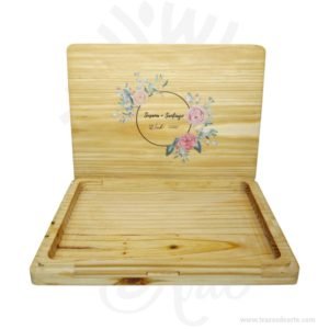 Caja fotógrafo de 26 x 18 x 3 cm en pino con tapa ajuste para personalizar, viene con hermosas texturas de vetas naturales y un aroma de madera natural. Perfecto para entregar fotos de boda u otras eventos. Fabricamos cajas de madera para los que buscan presentar su trabajo de una manera exclusiva y creativa. Las cajas están hechas a mano en maderas nobles de alta calidad y están personalizadas y grabadas con logotipos o texto a su elección, tanto en láser como a todo color impresión en solido. Esta caja de fotos de madera es realmente original  y mantendrá en sus recuerdos por muchos años. Puede utilizarlas para entregar reportajes y fotografía de bodas, comuniones, bebes, niños, para celebraciones y eventos. También puede adquirir una unidad de pendrive USB de madera de  8Gb o 16 Gb  que también se puede personalizar para que coincida con su marca. Si usted está buscando diferenciarse por encima del resto de la competencia, la inversión en estas cajas sin duda hará que sus clientes se sientan especiales. No ocupa mucho espacio y será una decoración de su hogar. Nuestra caja de fotos de madera es la mejor solución para fotógrafos de bodas. La caja de madera de la foto perfeccionará el regalo para la boda, el aniversario, el día de San Valentín u otros eventos. Caja fotógrafo de 26 x 18 x 3 cm en pino con tapa ajuste para personalizar Material:Madera de Pino Color: Descripción en foto Tamaño: 26 x 18 x 3 cm El precio no incluye personalización, ni tampoco pendrive USB.(Se venden por separado) Fecha estimada de entrega: De 5 a 6 días hábiles (en Bogotá, Medellín, Cali), al resto del  país de 7 a 14 días. Recuerda que el tiempo de entrega comienza a partir del momento en que tu pago sea confirmado. Todos los productos son entregados al domicilio que informaste al realizar la compra. Vendido y enviado por: Trazos de Arte. Envió rápido y seguro. No incluye domicilio. Personalización Realiza un pedido personalizado, podemos agregar lo que desees, como nombre, fecha, frase, logotipo, imagen o empaque regalo. Ofrecemos: Grabado por láser, grabado CNC Router, sublimado o papel adhesivo, el precio varía según el tipo de personalización que desees, encontrarás más información en “Servicios” en nuestro menú secundario. Si deseas cotizar o tienes preguntas presiona el botón Cotizar personalización con gusto las responderemos. ¿Cómo comprar? Selecciona tu producto. Si tienes alguna duda por favor escríbenos. Haz clic en el botón de compra y la cantidad que deseas. Ingresa los datos de facturación y entrega. Realiza el pago de tu pedido. Recibe el pedido en tu domicilio.